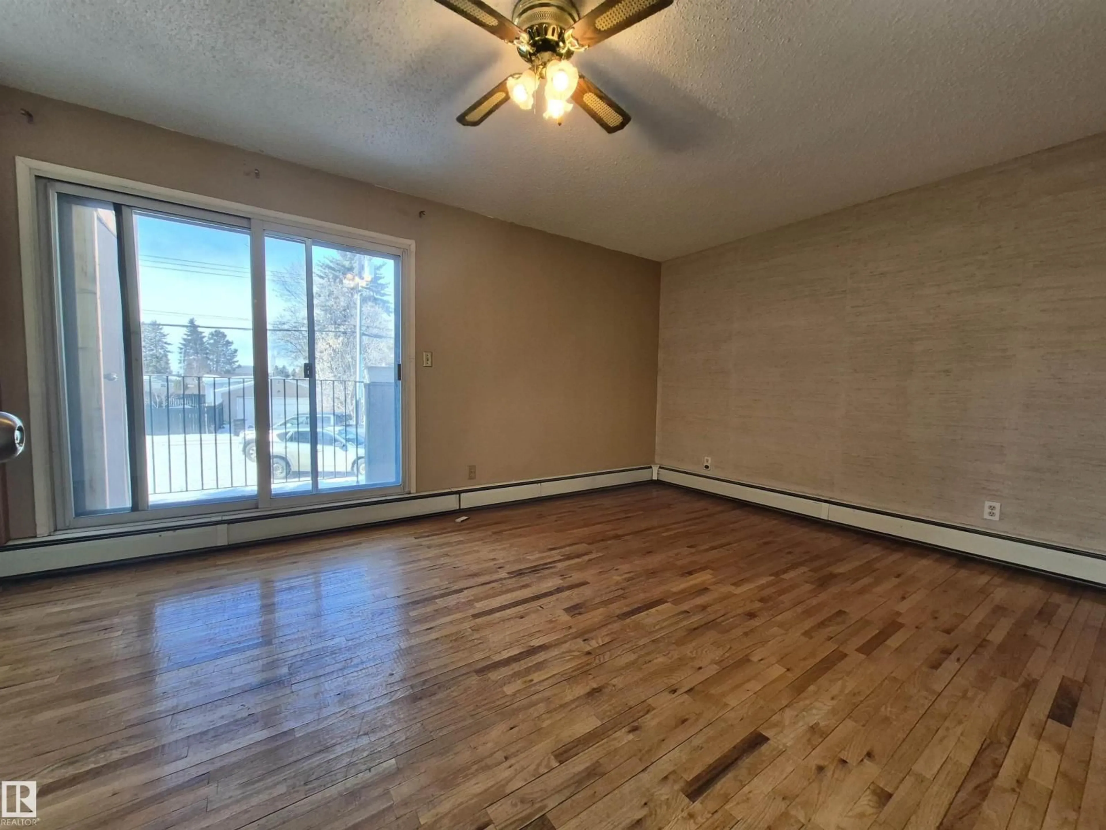 A pic of a room for #4 - 9140 149 ST, Edmonton Alberta T5R1C2