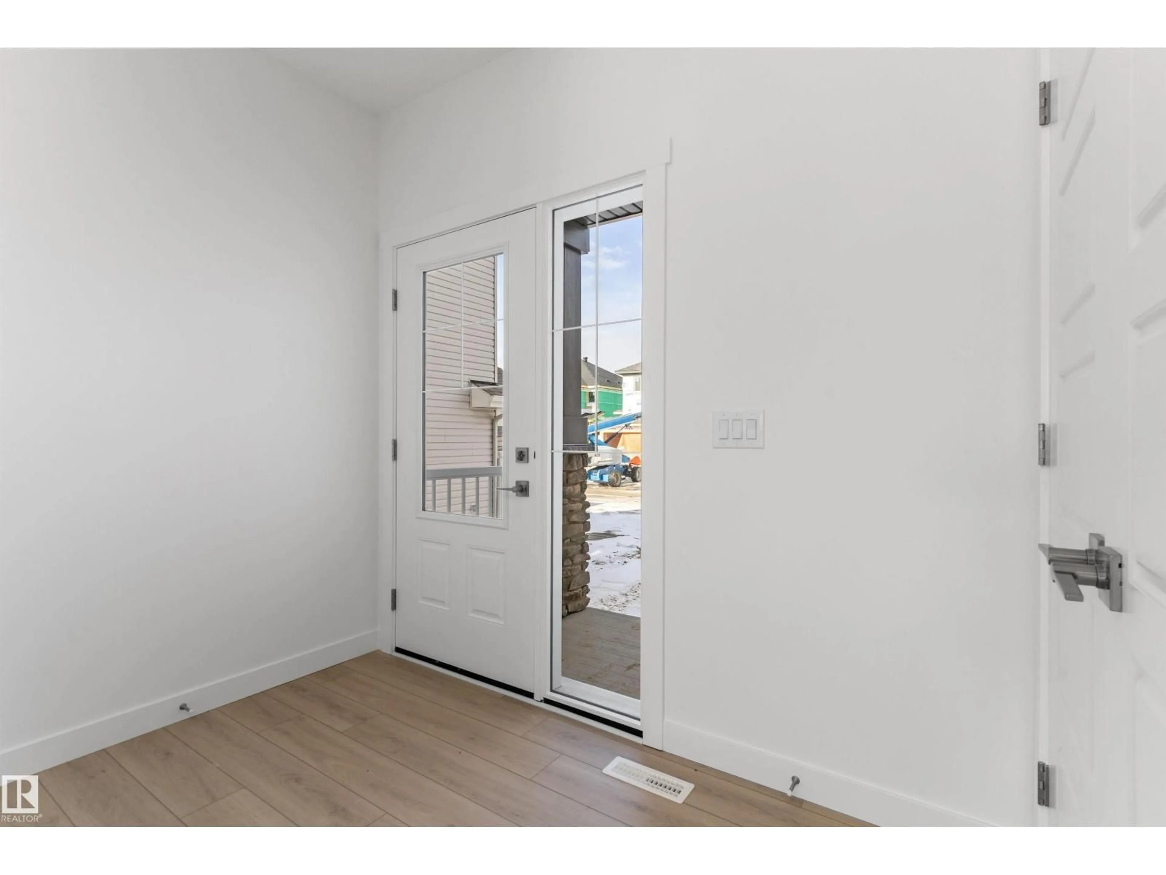 Indoor entryway for 939 18 AV, Edmonton Alberta T6T2X3