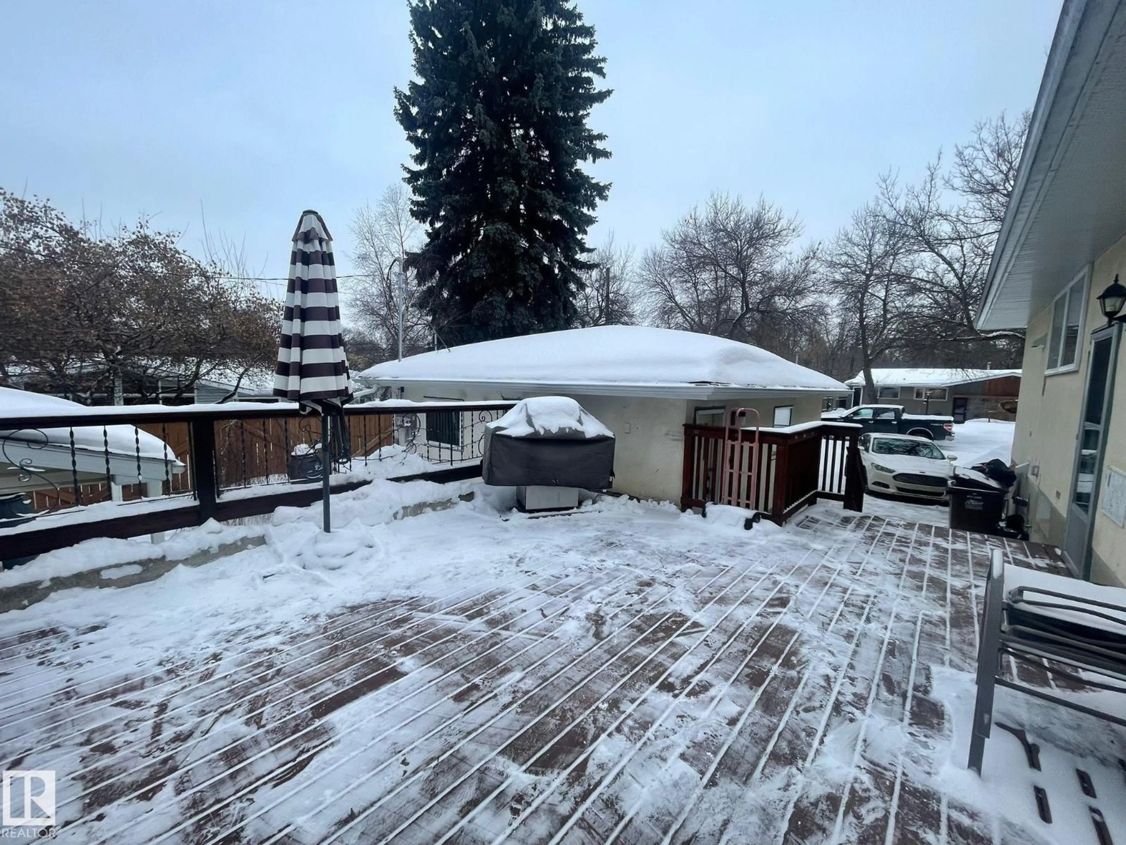 A pic from outside/outdoor area/front of a property/back of a property/a pic from drone, street for 30 GENEVA CR, St. Albert Alberta T8N0Z4