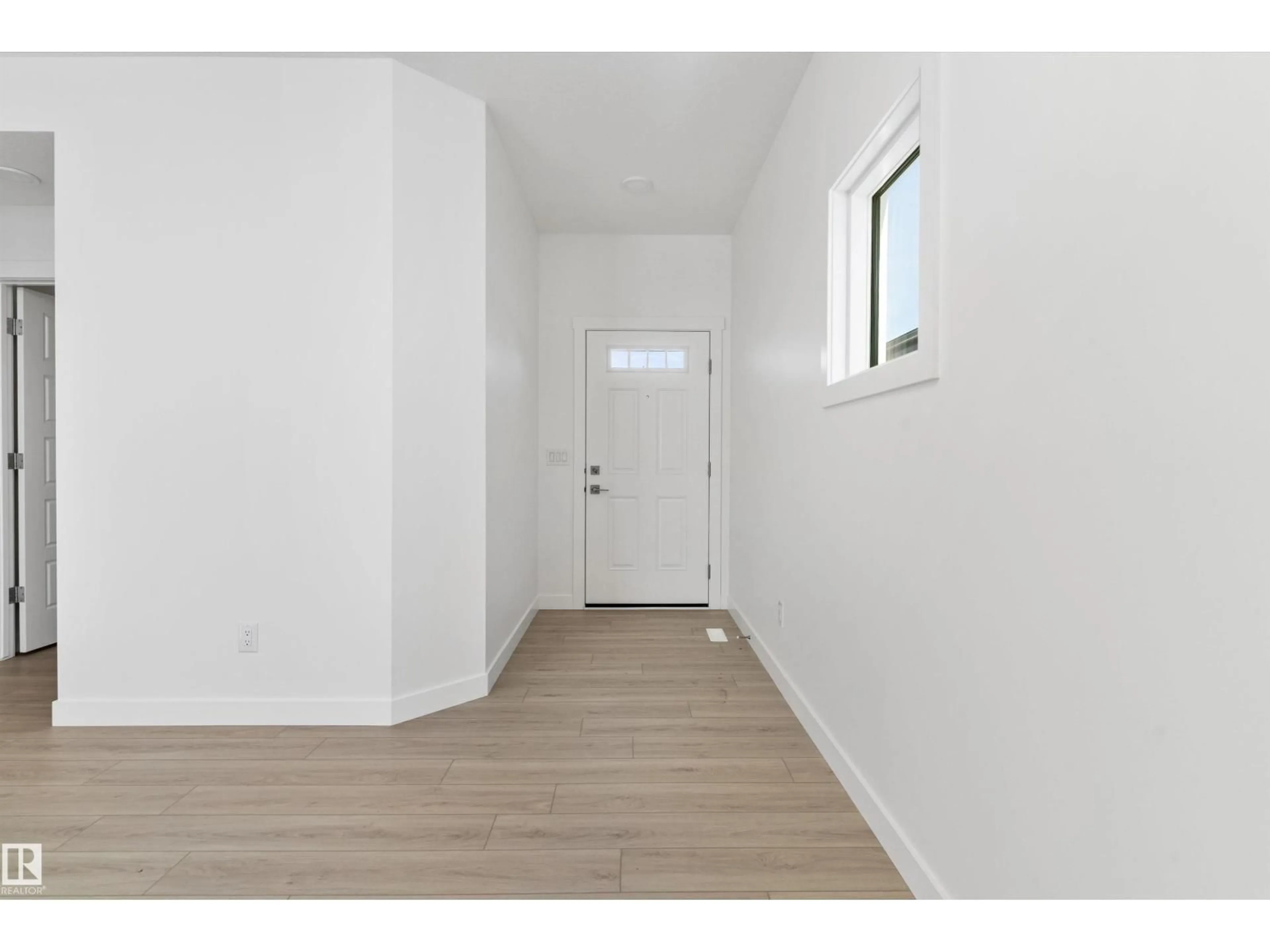 Indoor entryway for 943 18 AV, Edmonton Alberta T6T0M2