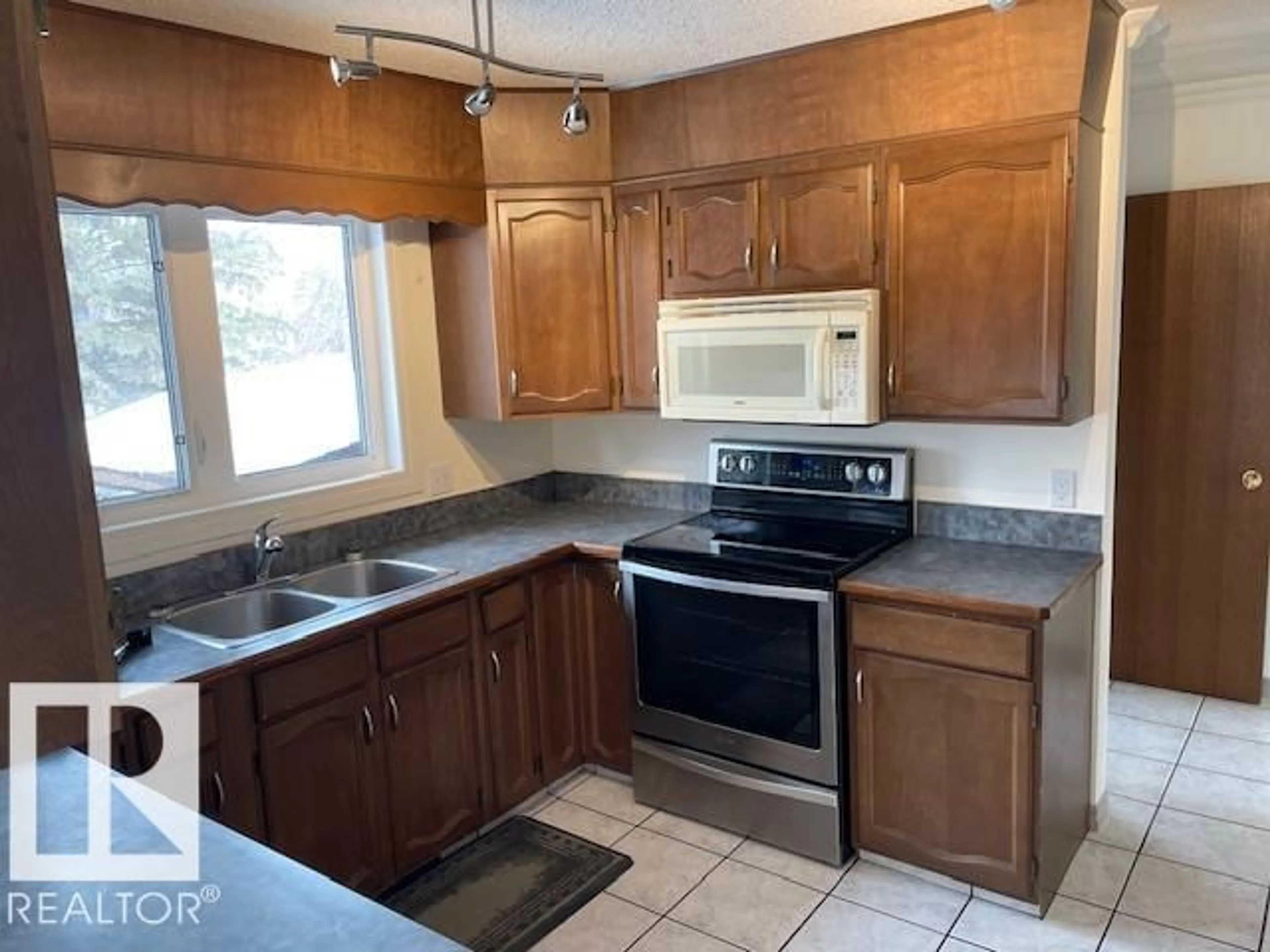 Standard kitchen, unknown for 11 CAMPBELL, Stony Plain Alberta T7Z1H8
