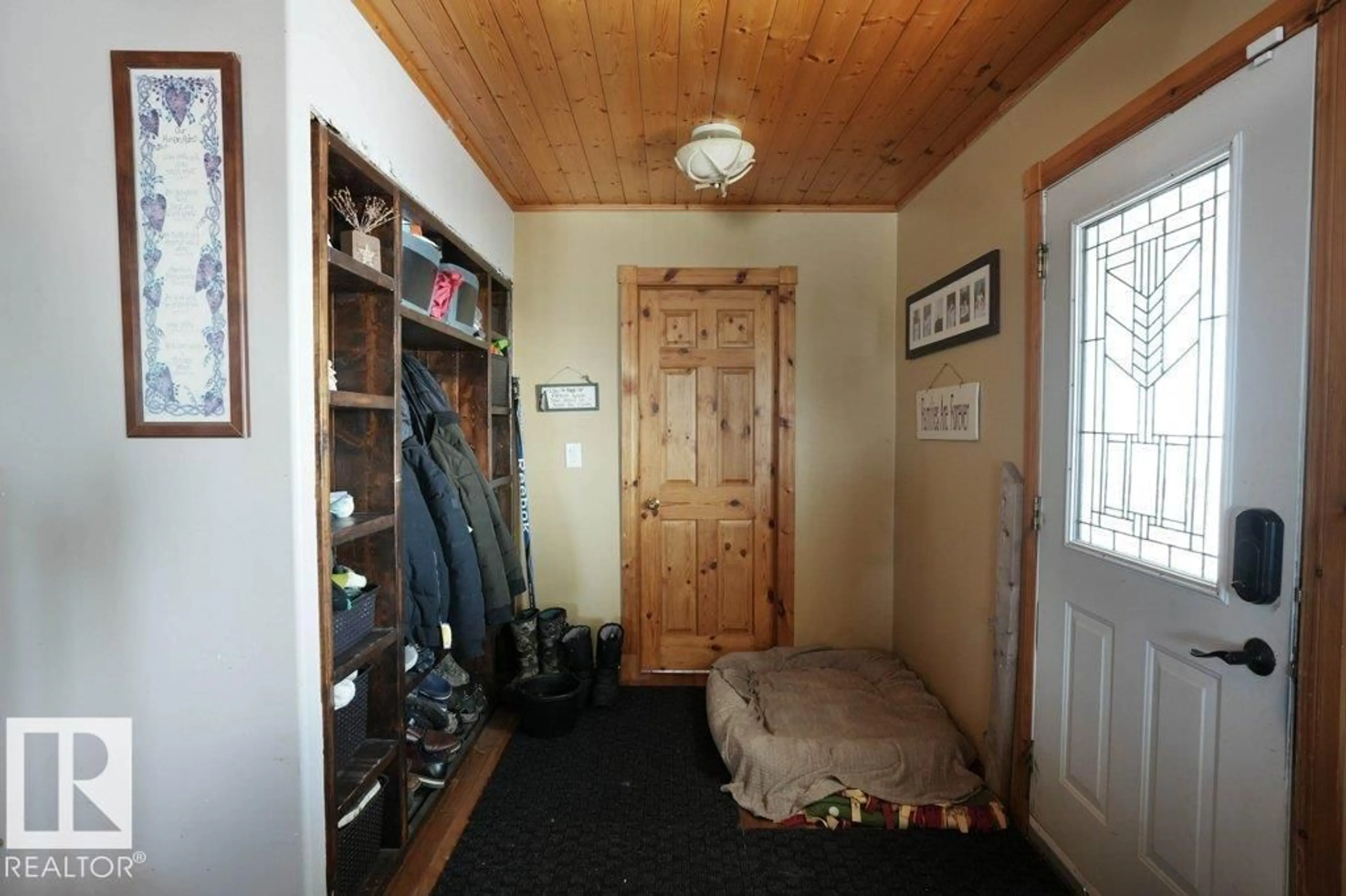 Indoor entryway for 56024 RGE ROAD 261, Rural Sturgeon County Alberta T8R0V0