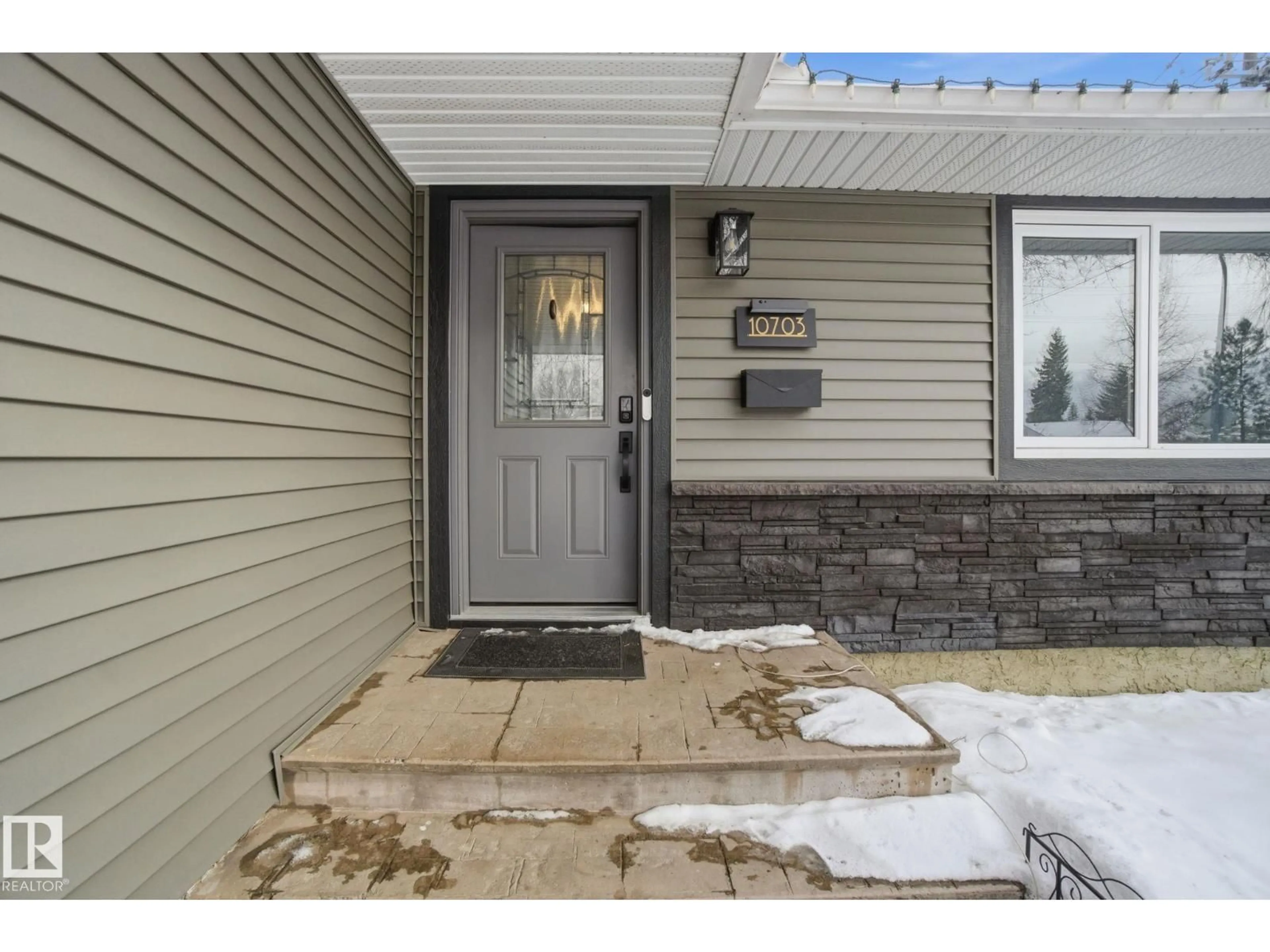 Indoor entryway for 10703 50 ST NW, Edmonton Alberta T6A2E3