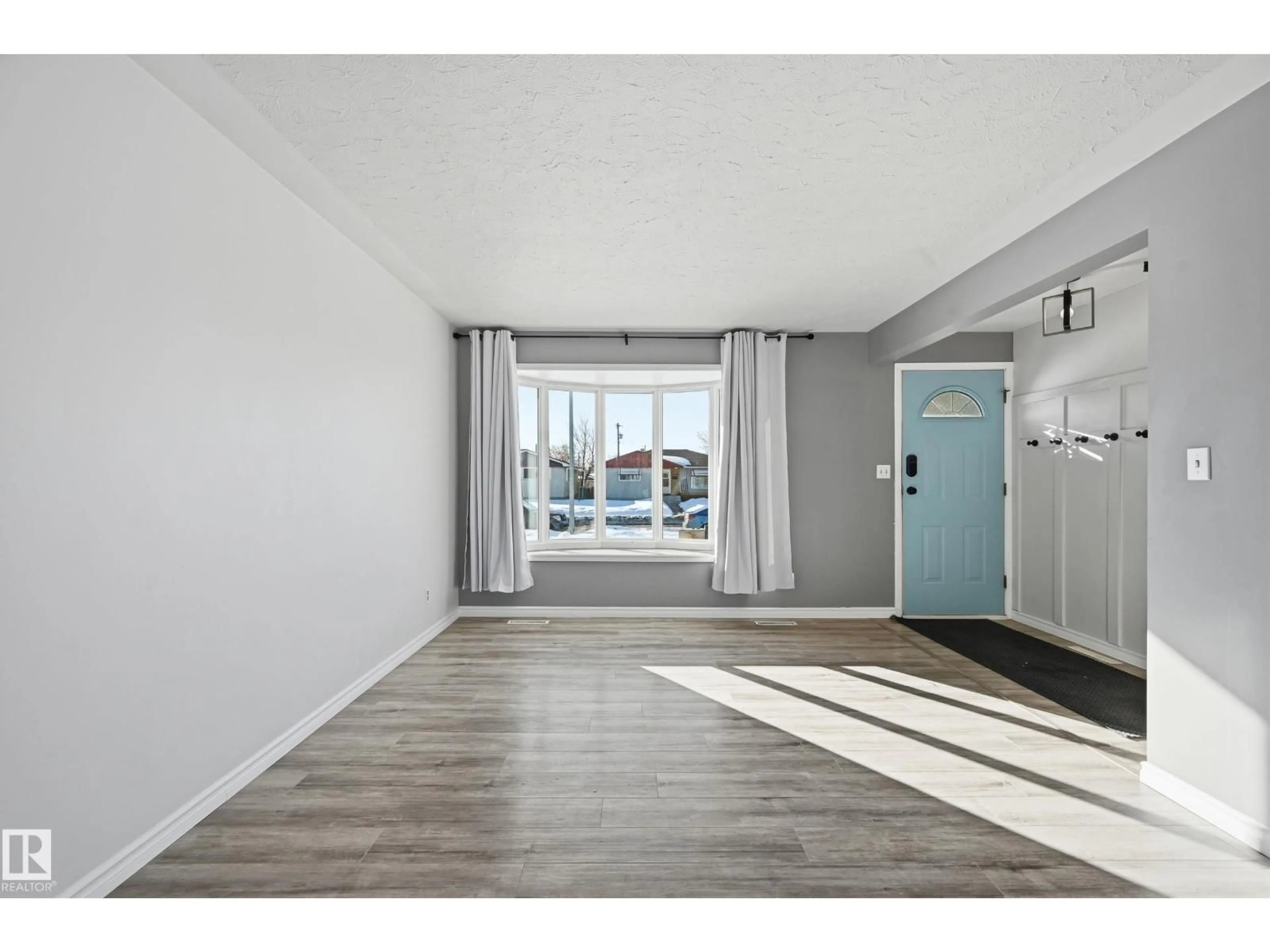 Indoor entryway for 13439 103 ST, Edmonton Alberta T5E4M7