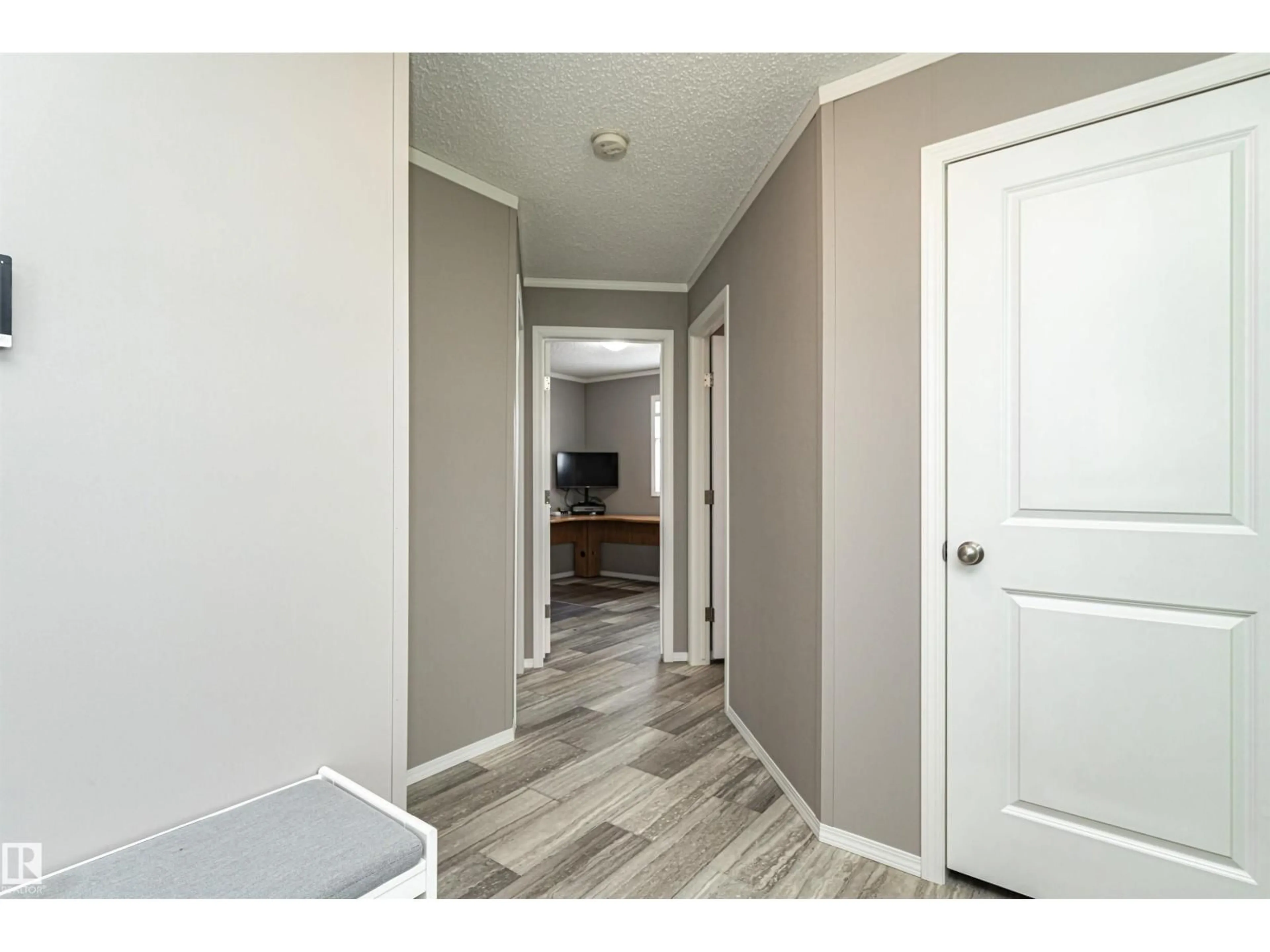 Indoor entryway for 6 ASPEN AV, Morinville Alberta T8R2P7