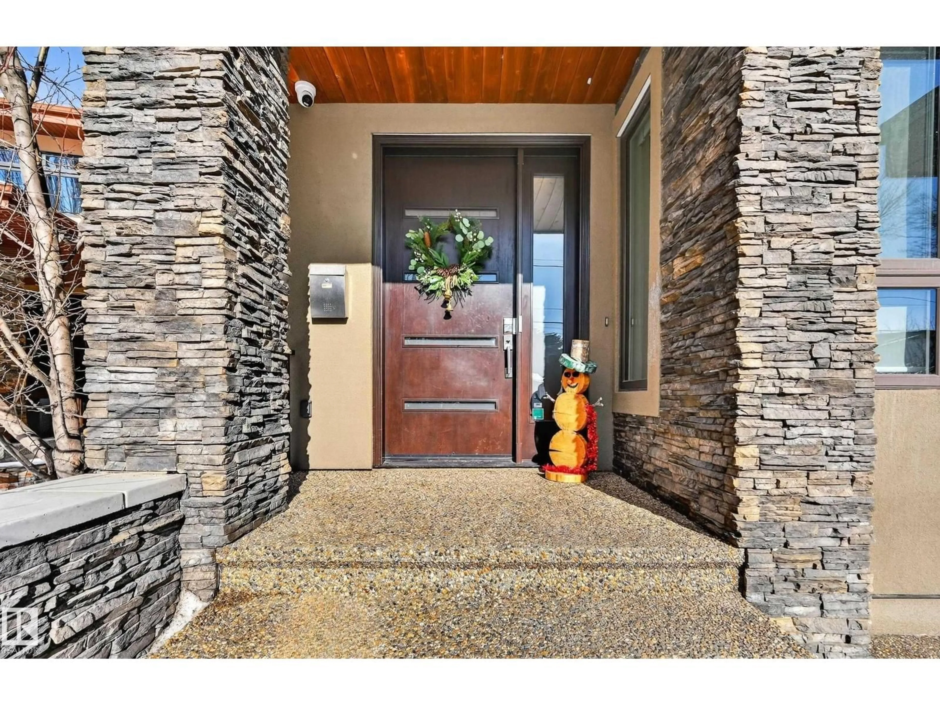 Indoor entryway for 14374 PARK DR, Edmonton Alberta T5R5V2