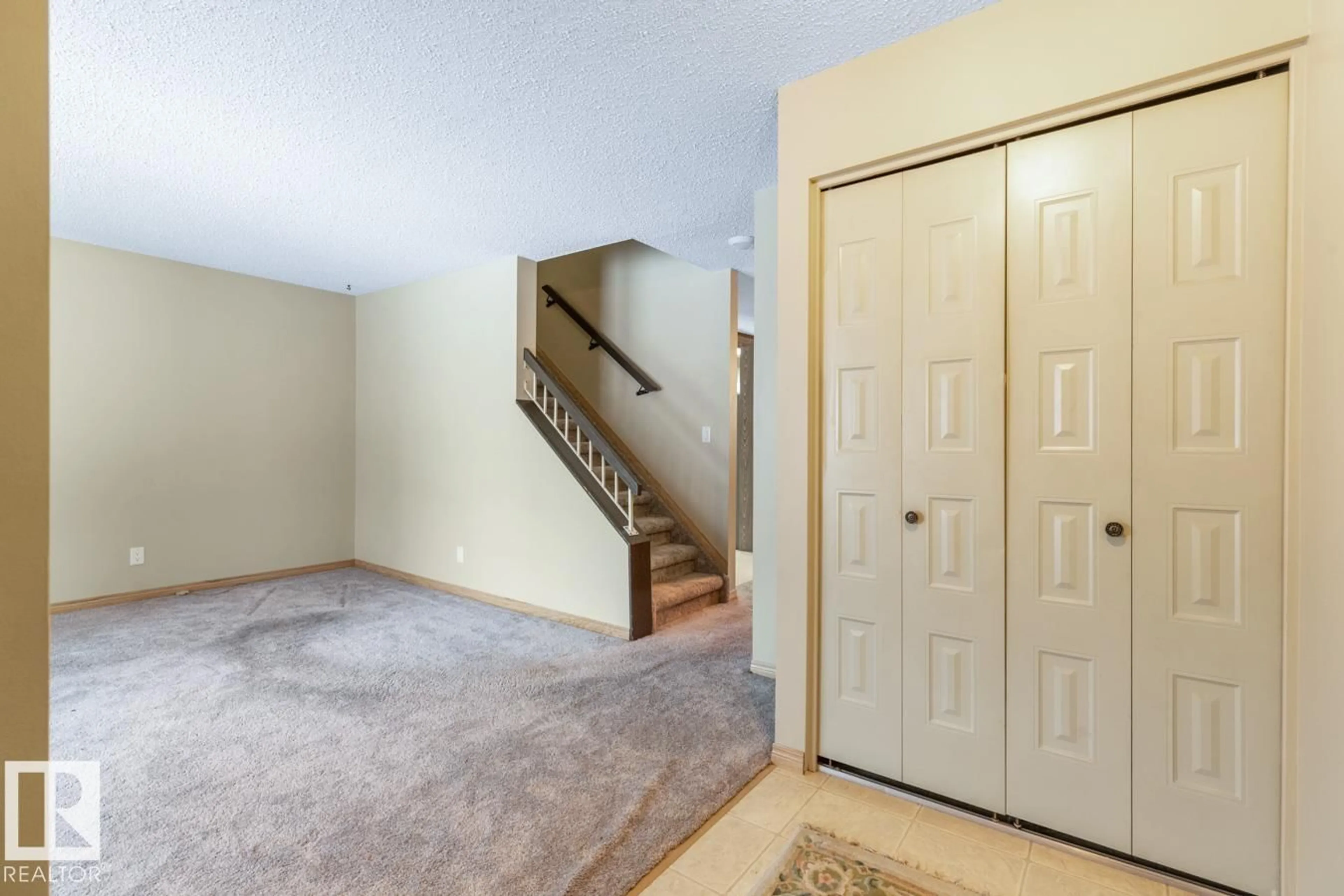 Indoor entryway for 5307 39 AV, Edmonton Alberta T6L1P3