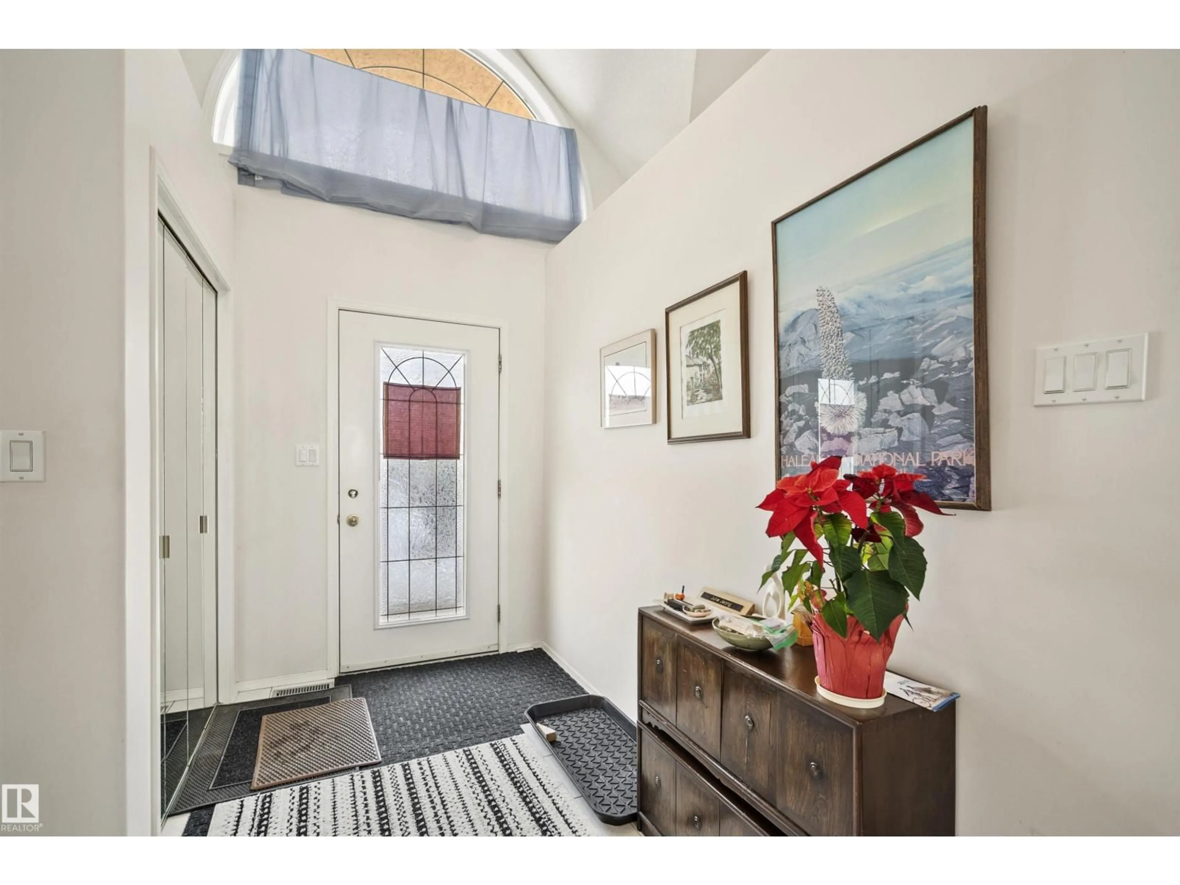 Indoor entryway for #3 - 11809 9B AV, Edmonton Alberta T6E1C5