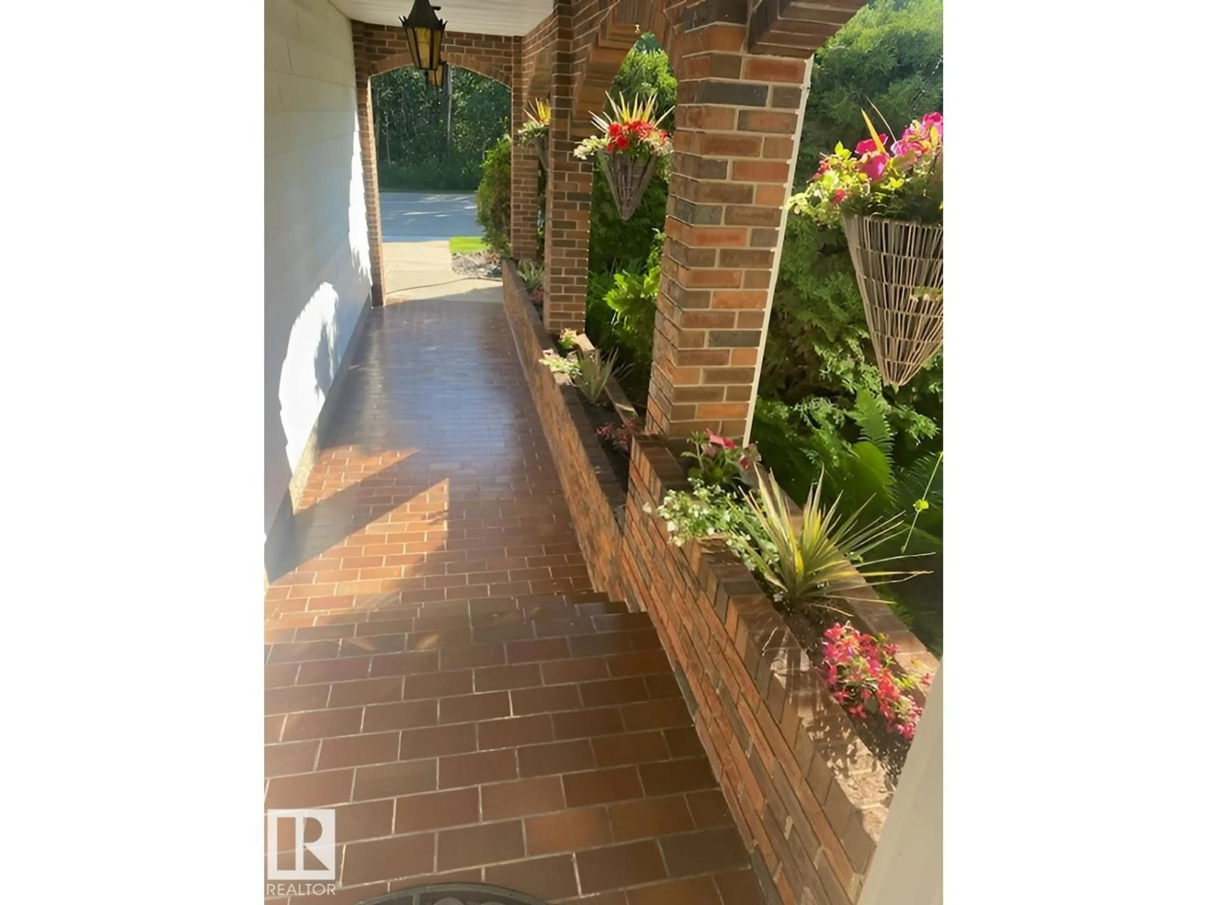 Indoor entryway for 206 WOLF WILLOW CR, Edmonton Alberta T5T1T2