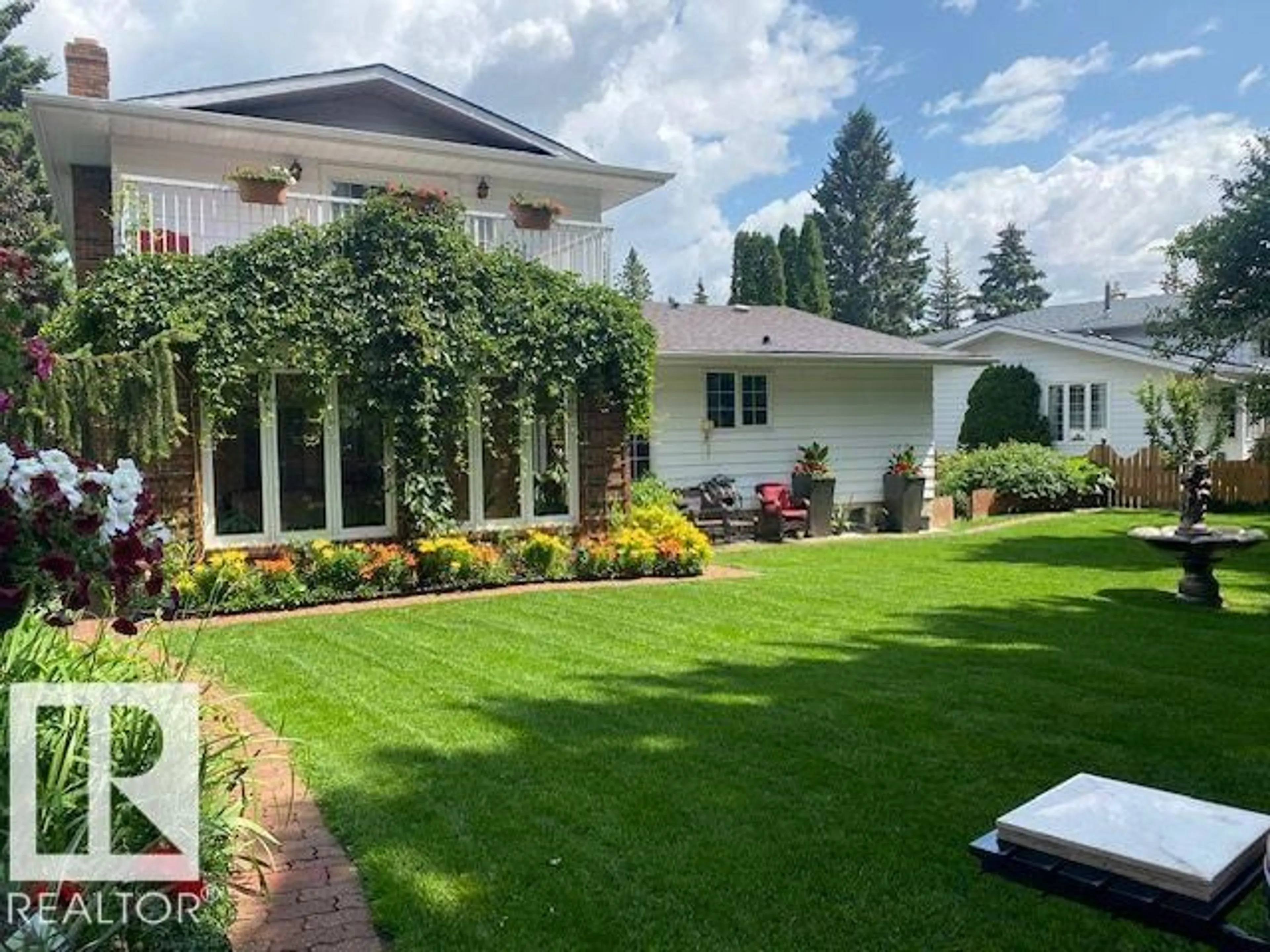 Home with vinyl exterior material, street for 206 WOLF WILLOW CR, Edmonton Alberta T5T1T2