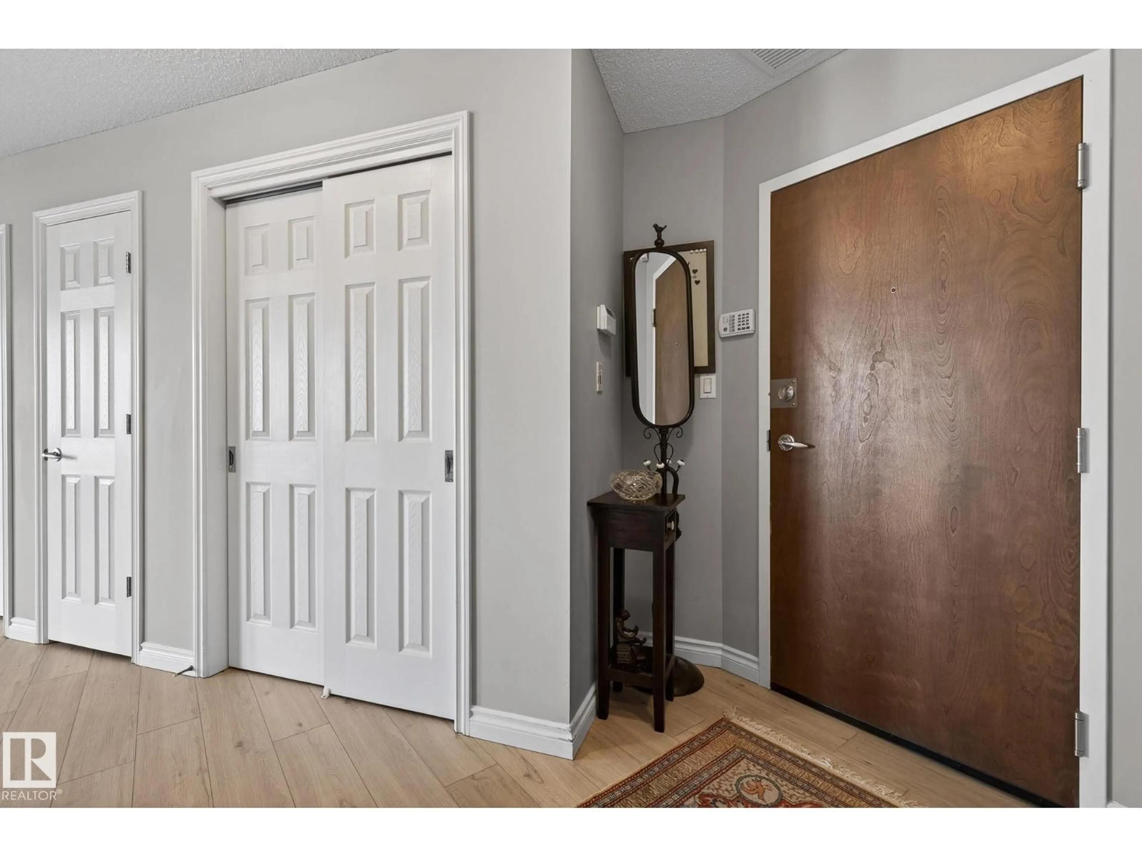 Indoor entryway for 1703 JASPER AV, Edmonton Alberta T5H3S8