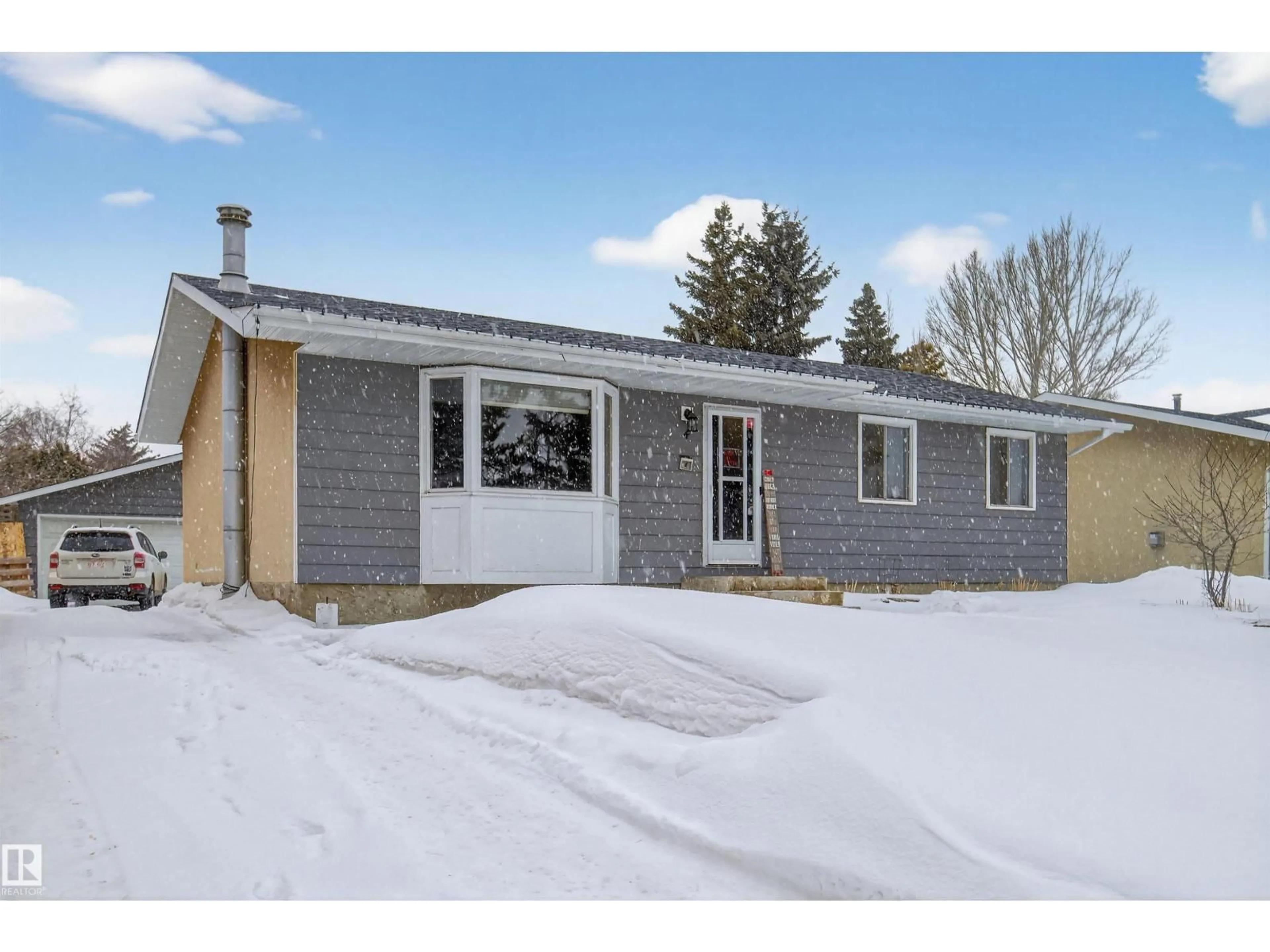 Home with vinyl exterior material, street for 4 GLACIER CR, Sherwood Park Alberta T8A2Y2