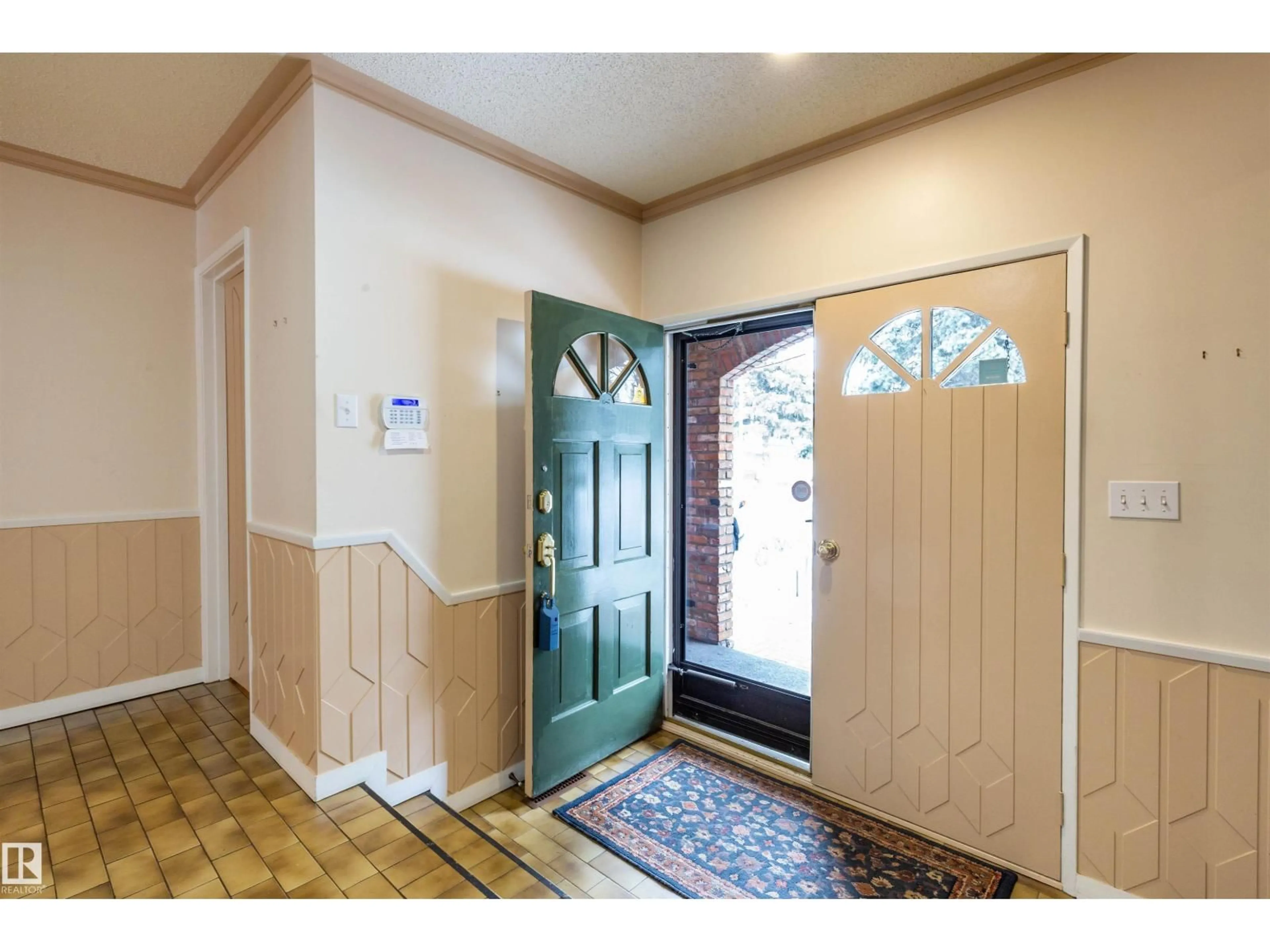 Indoor entryway for 59 QUESNELL CR, Edmonton Alberta T5R5N8