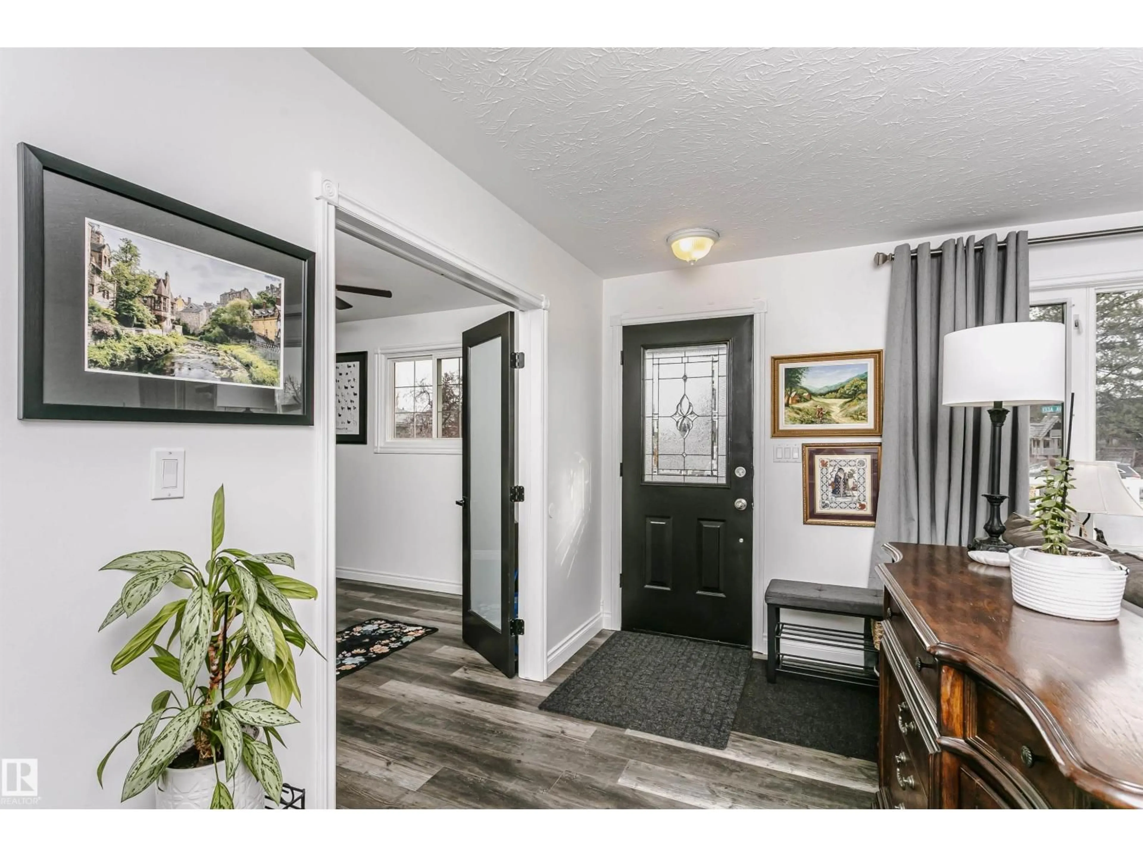 Indoor entryway for 13316 128 ST, Edmonton Alberta T5L1E8