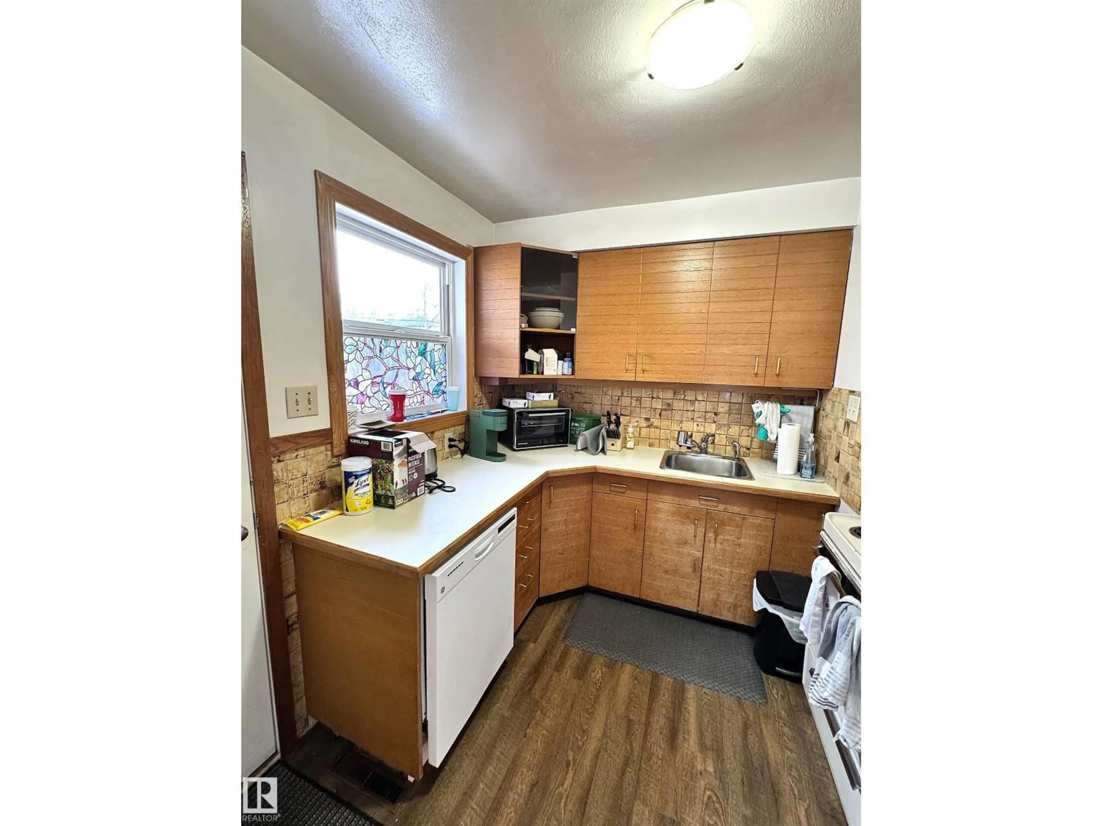 Standard kitchen, unknown for 9015 91 ST, Edmonton Alberta T6C3N6