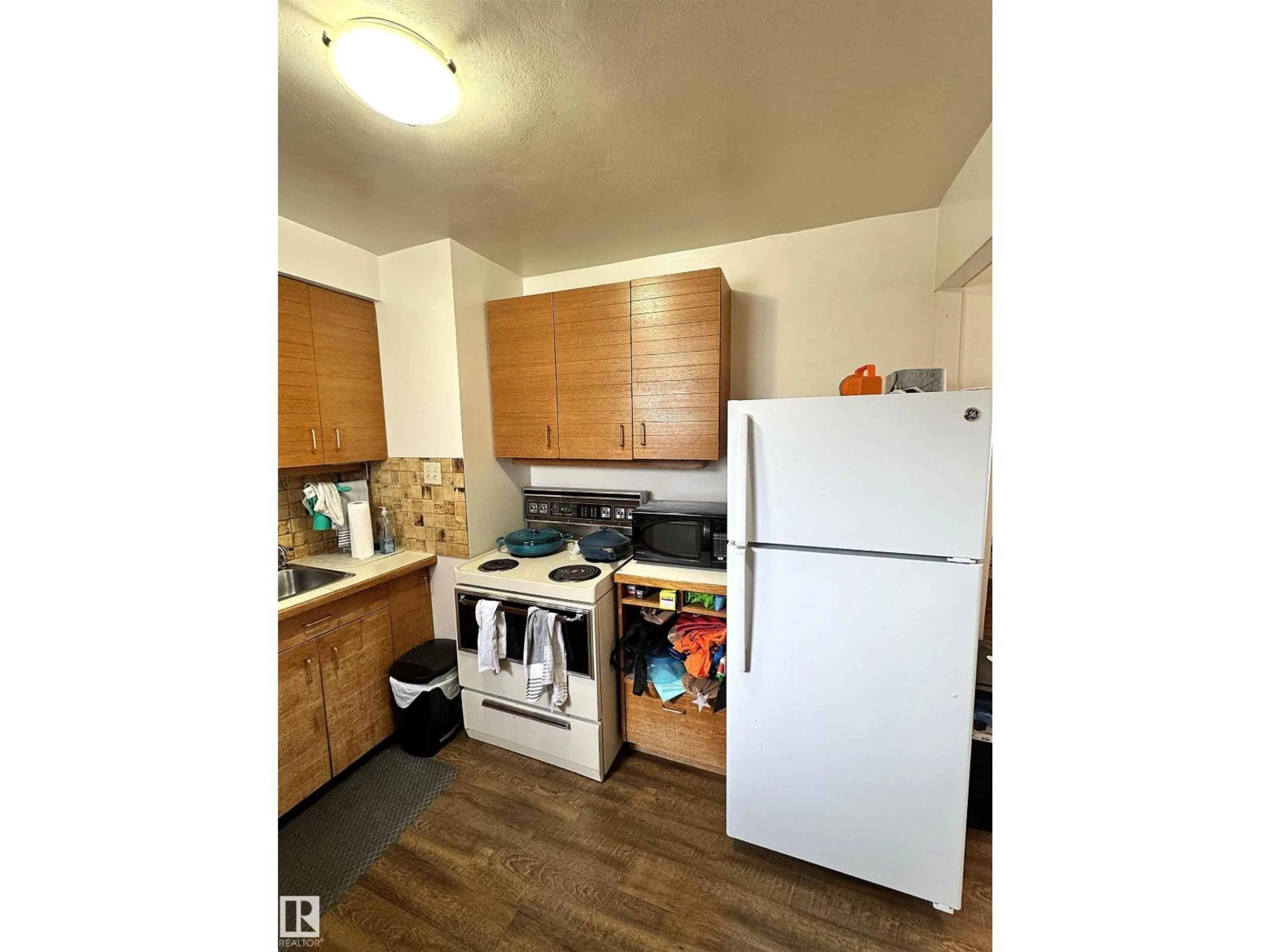 Standard kitchen, wood/laminate floor for 9015 91 ST, Edmonton Alberta T6C3N6