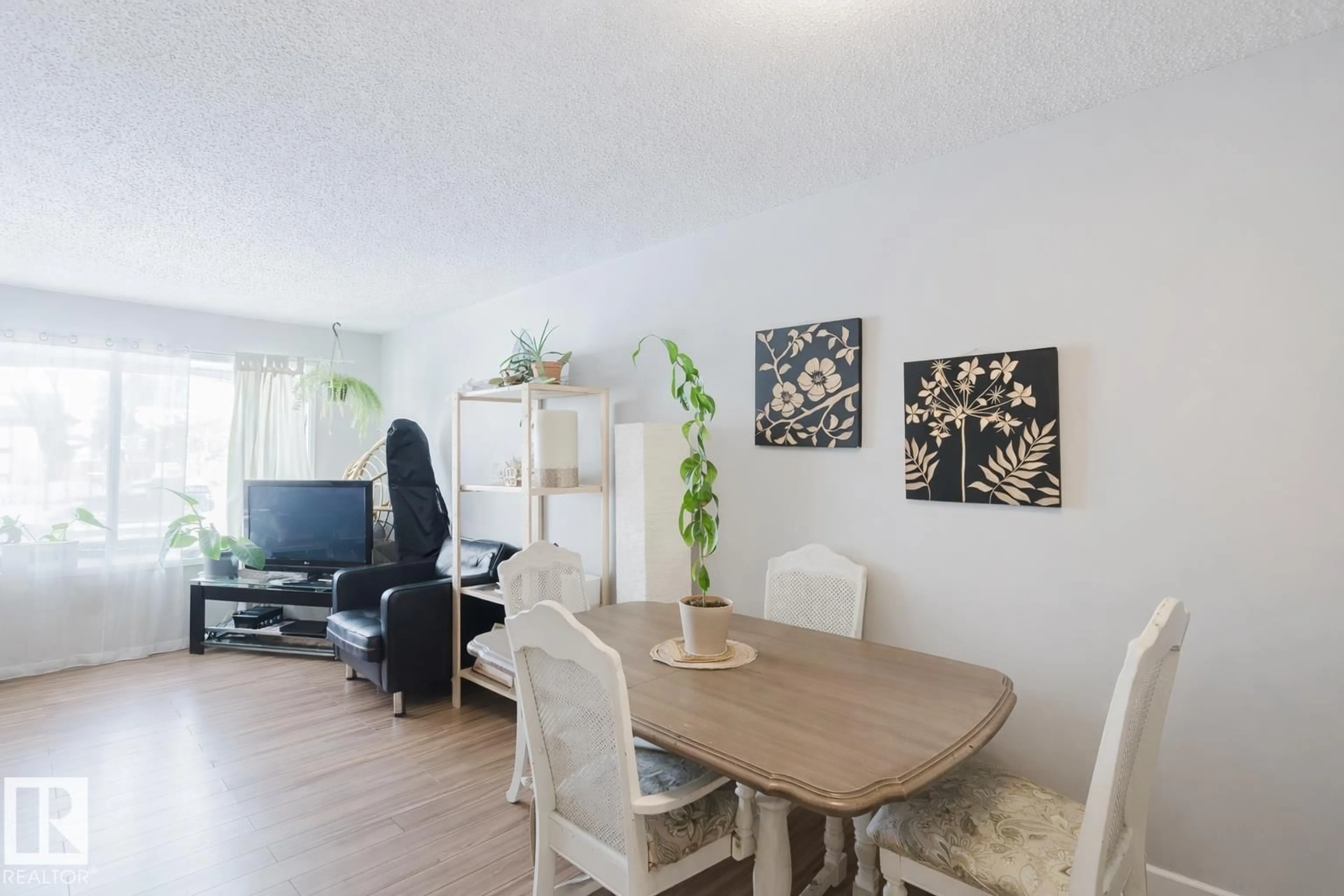 Dining room, wood/laminate floor for NW - 11611 145 AV, Edmonton Alberta T5X1M1
