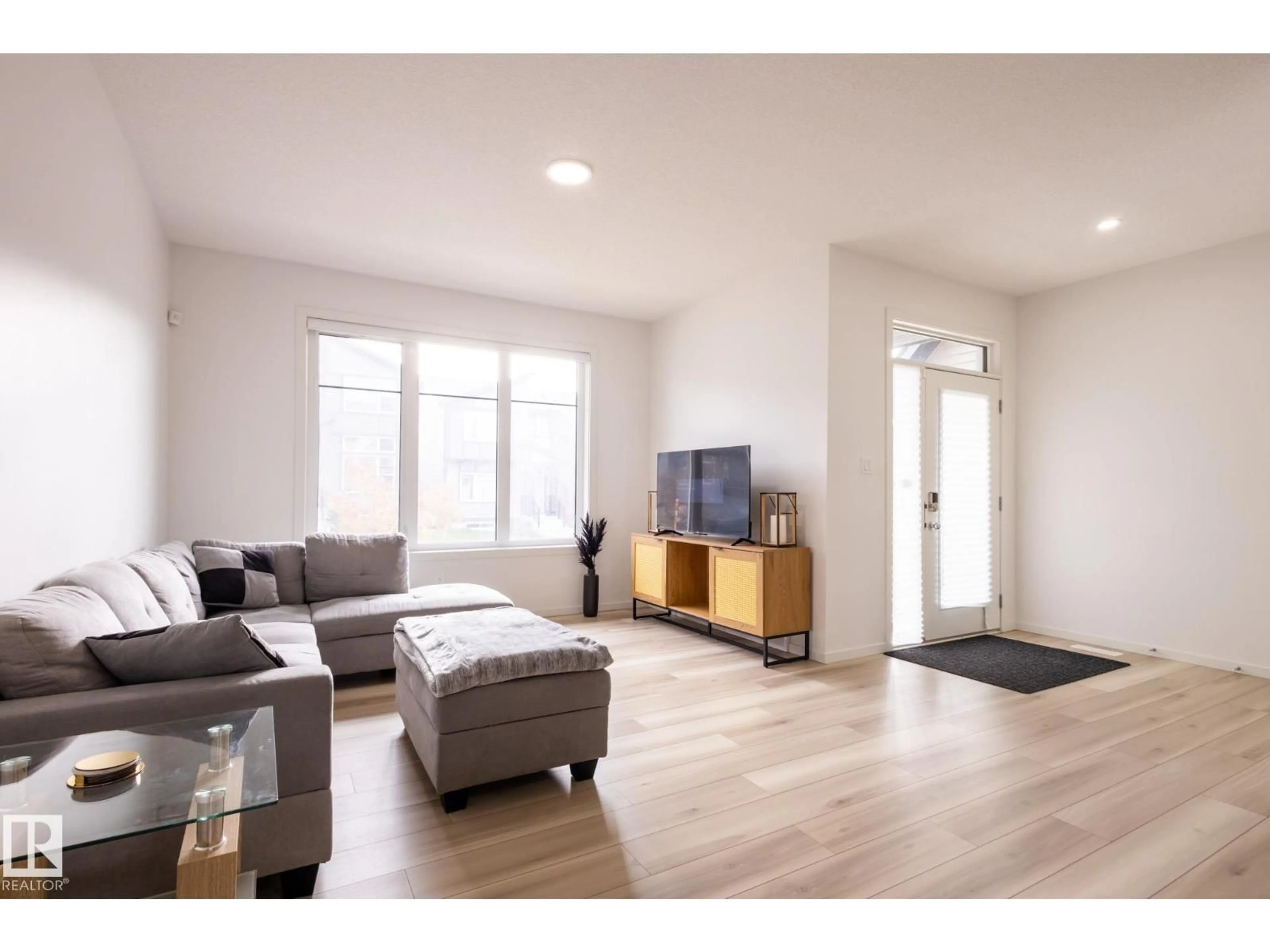 Living room with furniture, wood/laminate floor for SW - 5016 KINNEY LI, Edmonton Alberta T6W5G4