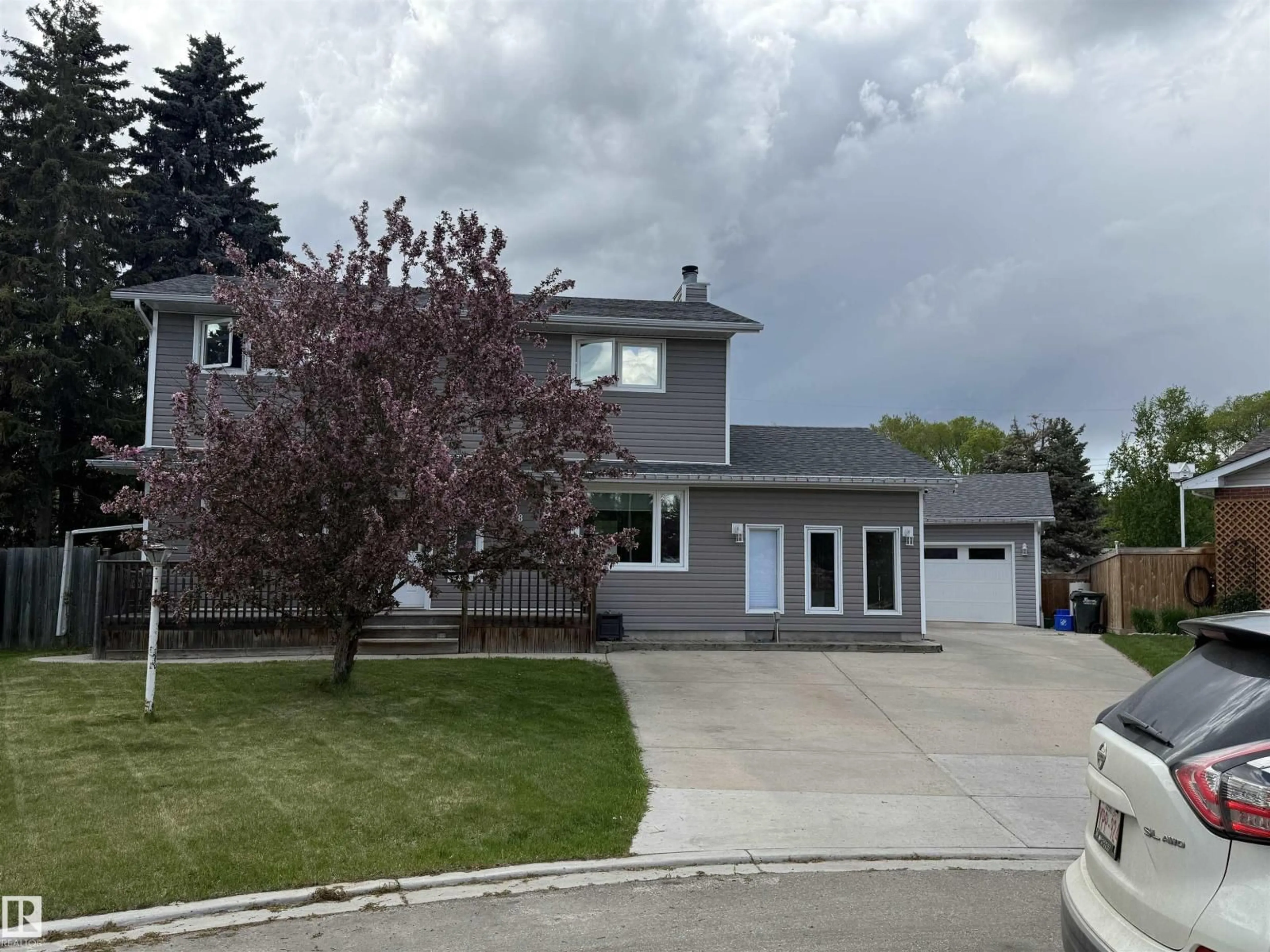 Home with vinyl exterior material, street for 1978 AVONDALE CT, Sherwood Park Alberta T8A0X9