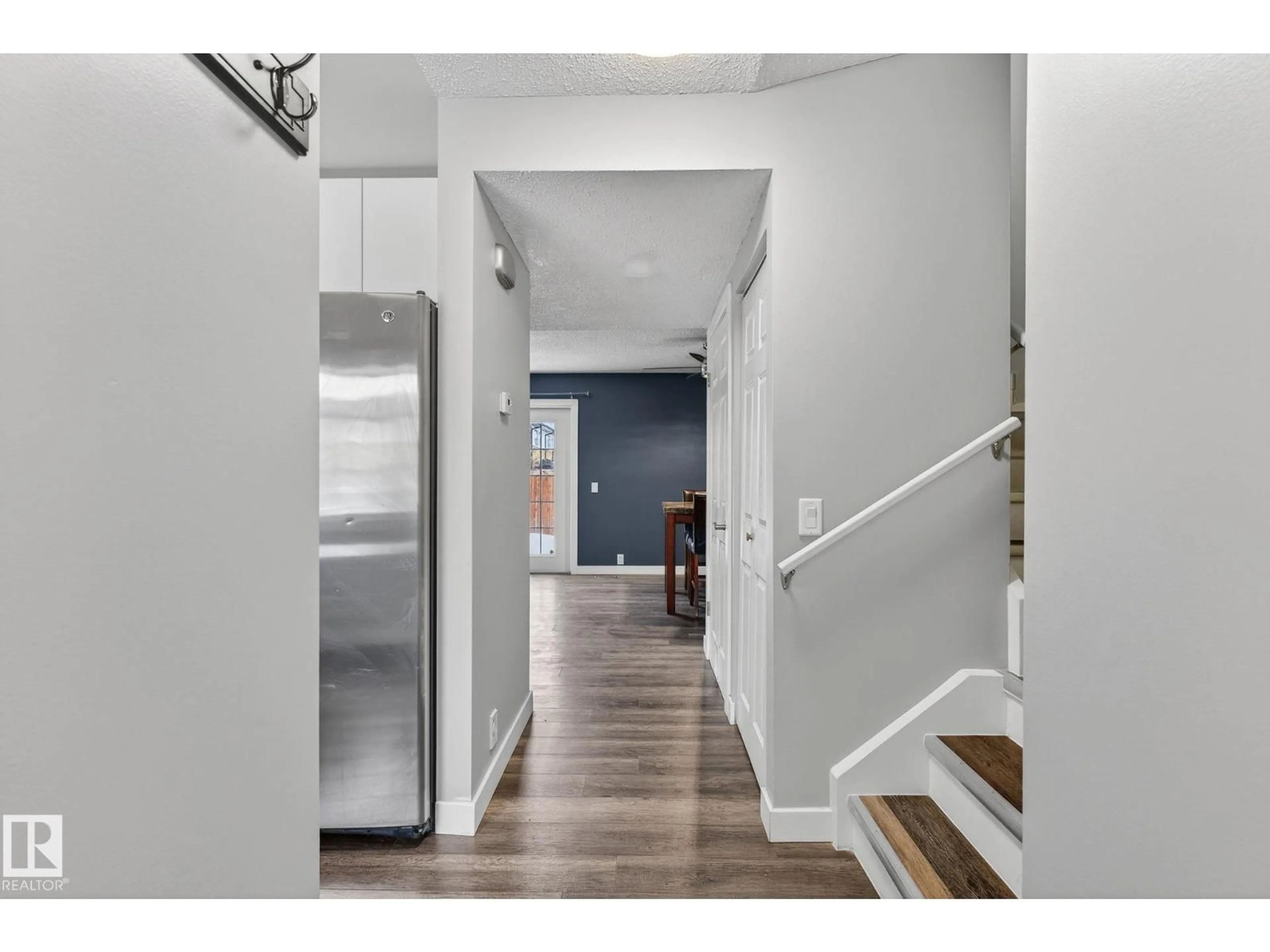 Indoor entryway for 3279 139 AV, Edmonton Alberta T5Y1T2