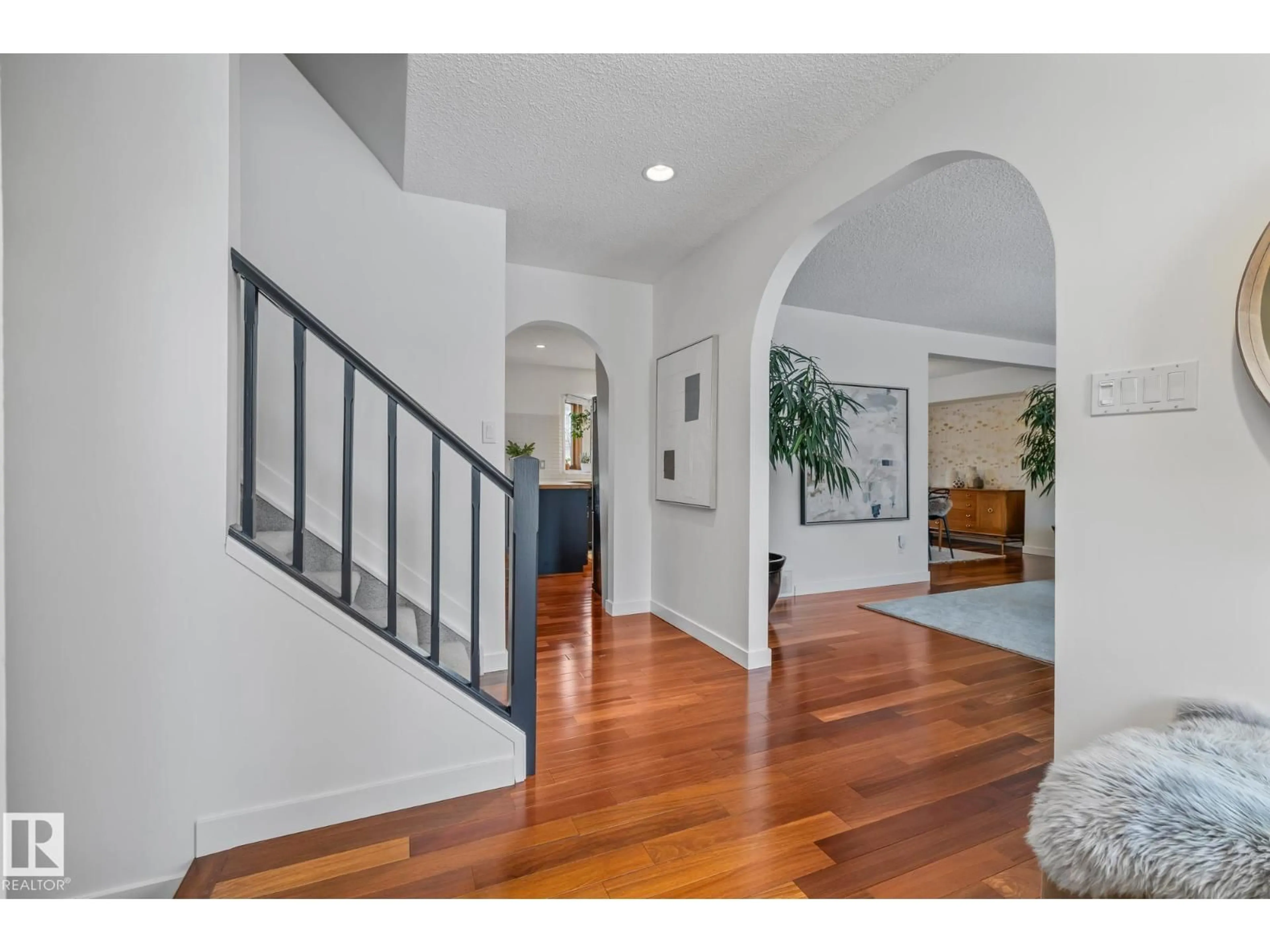 Indoor entryway for 175 ROY ST, Edmonton Alberta T6R2A8