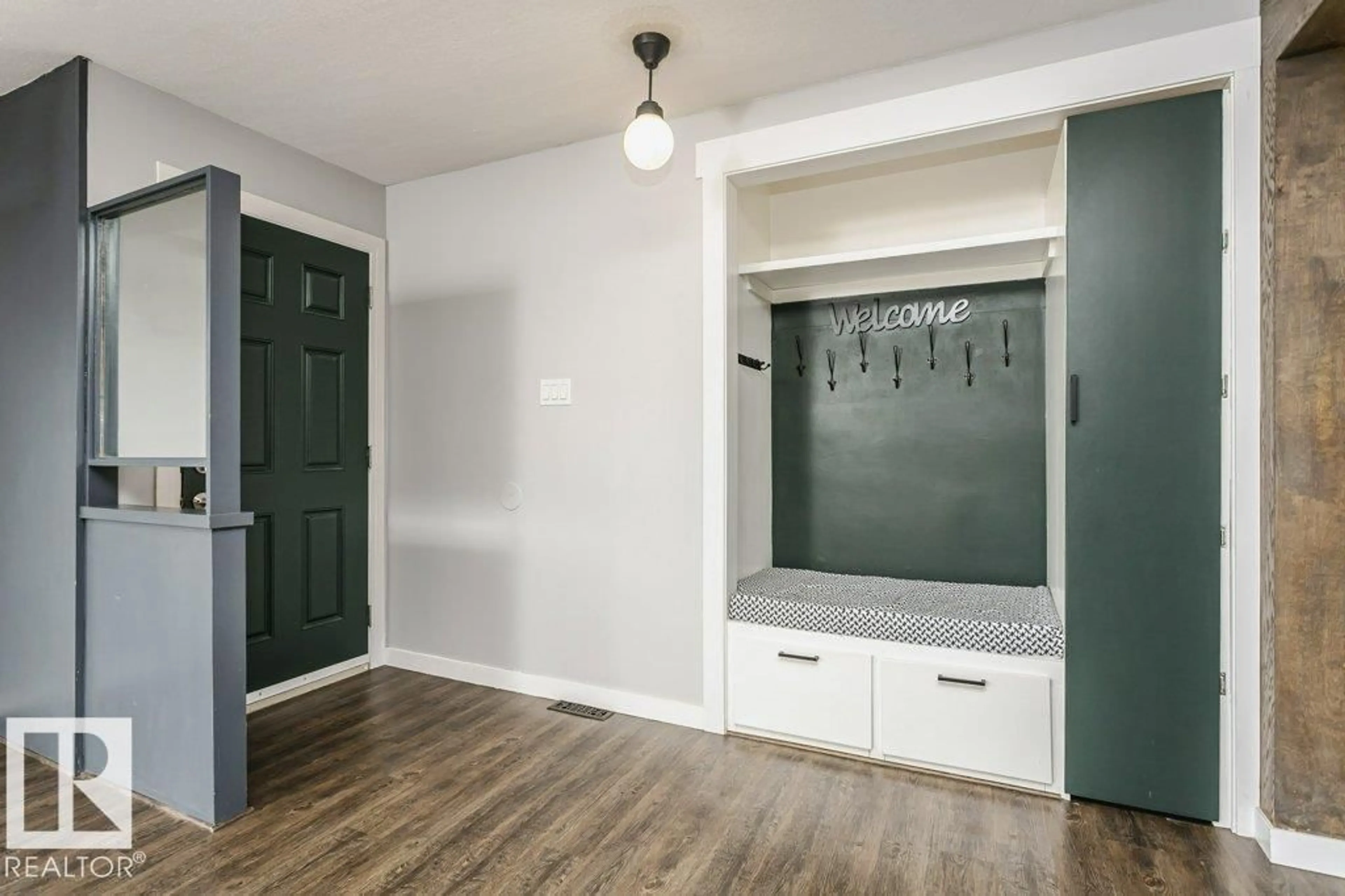 Indoor entryway for 8607 62 ST, Edmonton Alberta T6B1N4