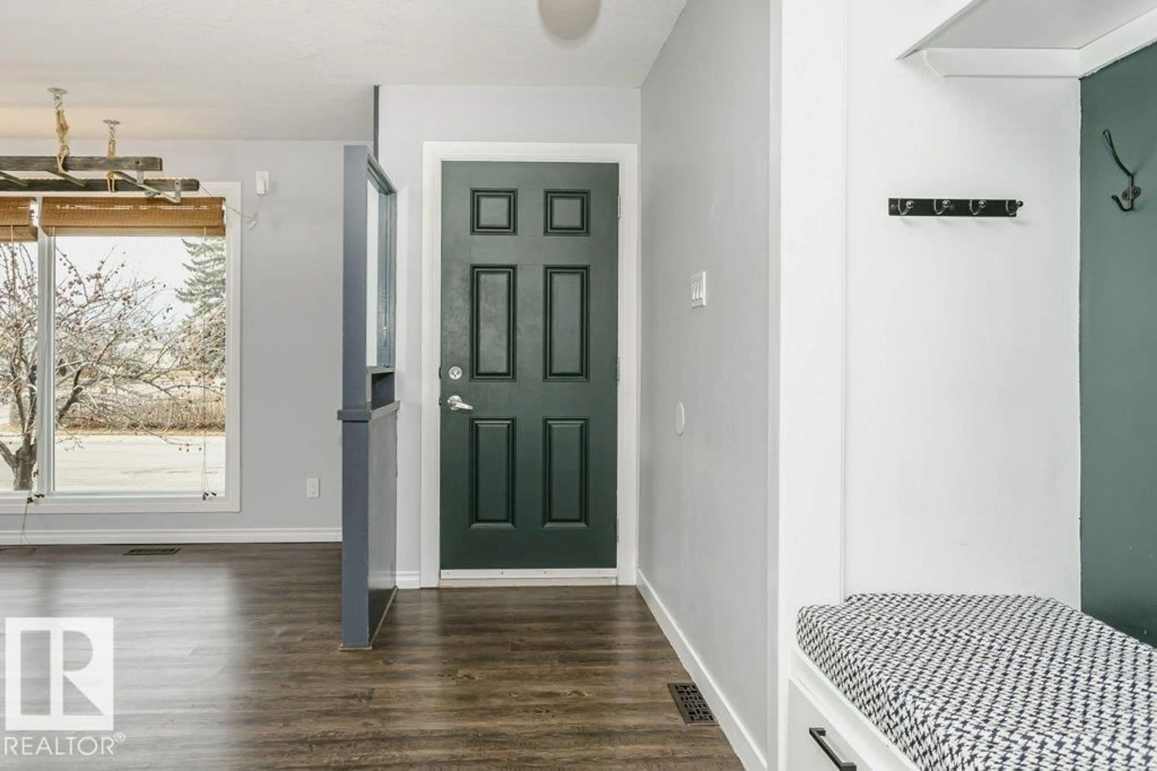 Indoor entryway for 8607 62 ST, Edmonton Alberta T6B1N4