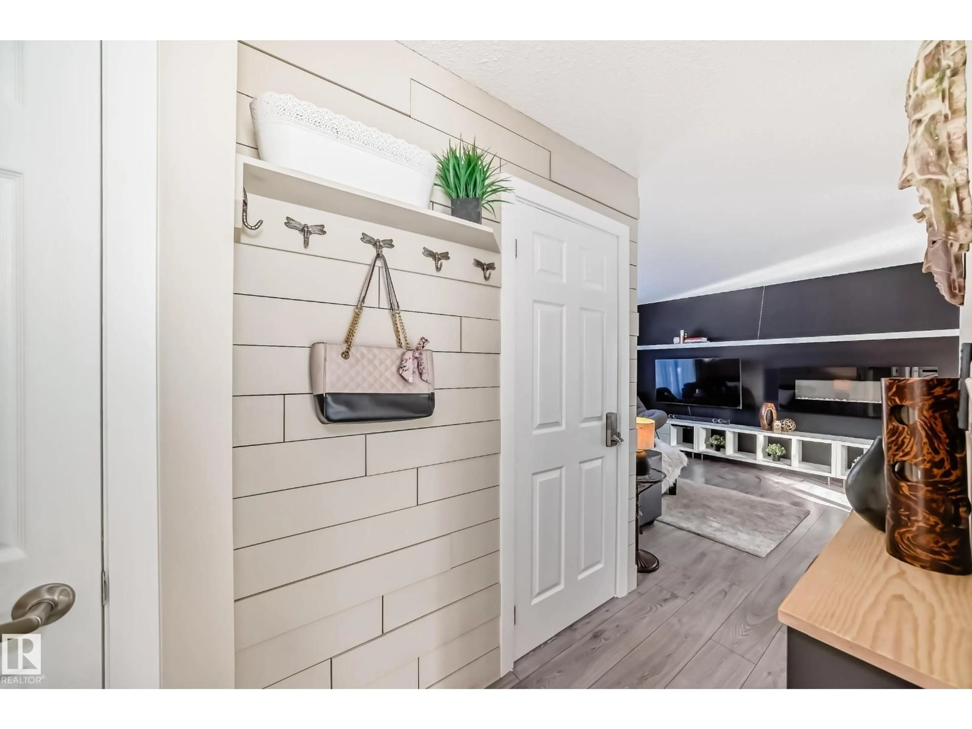 Indoor entryway for 6111 18 AV, Edmonton Alberta T6L1M9