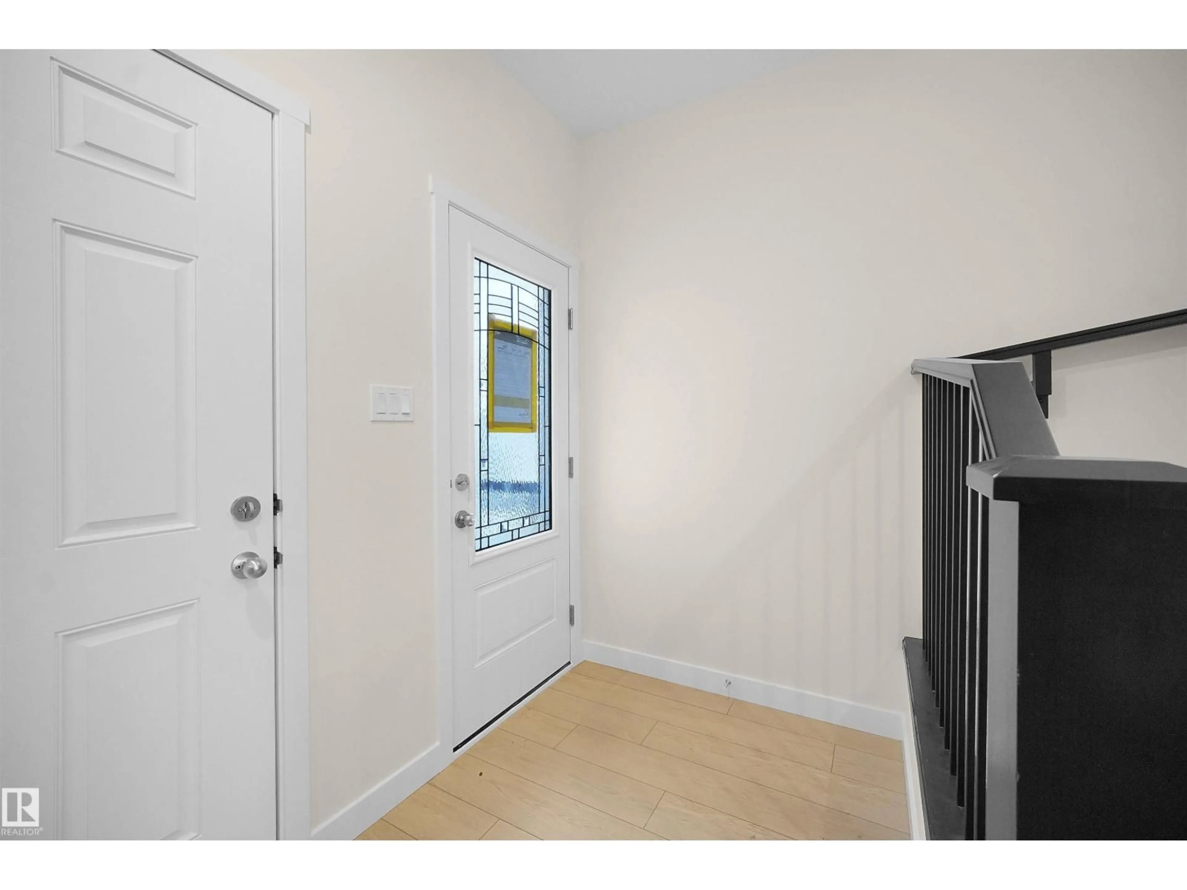 Indoor entryway for 18971 28 AV, Edmonton Alberta T6M1P7