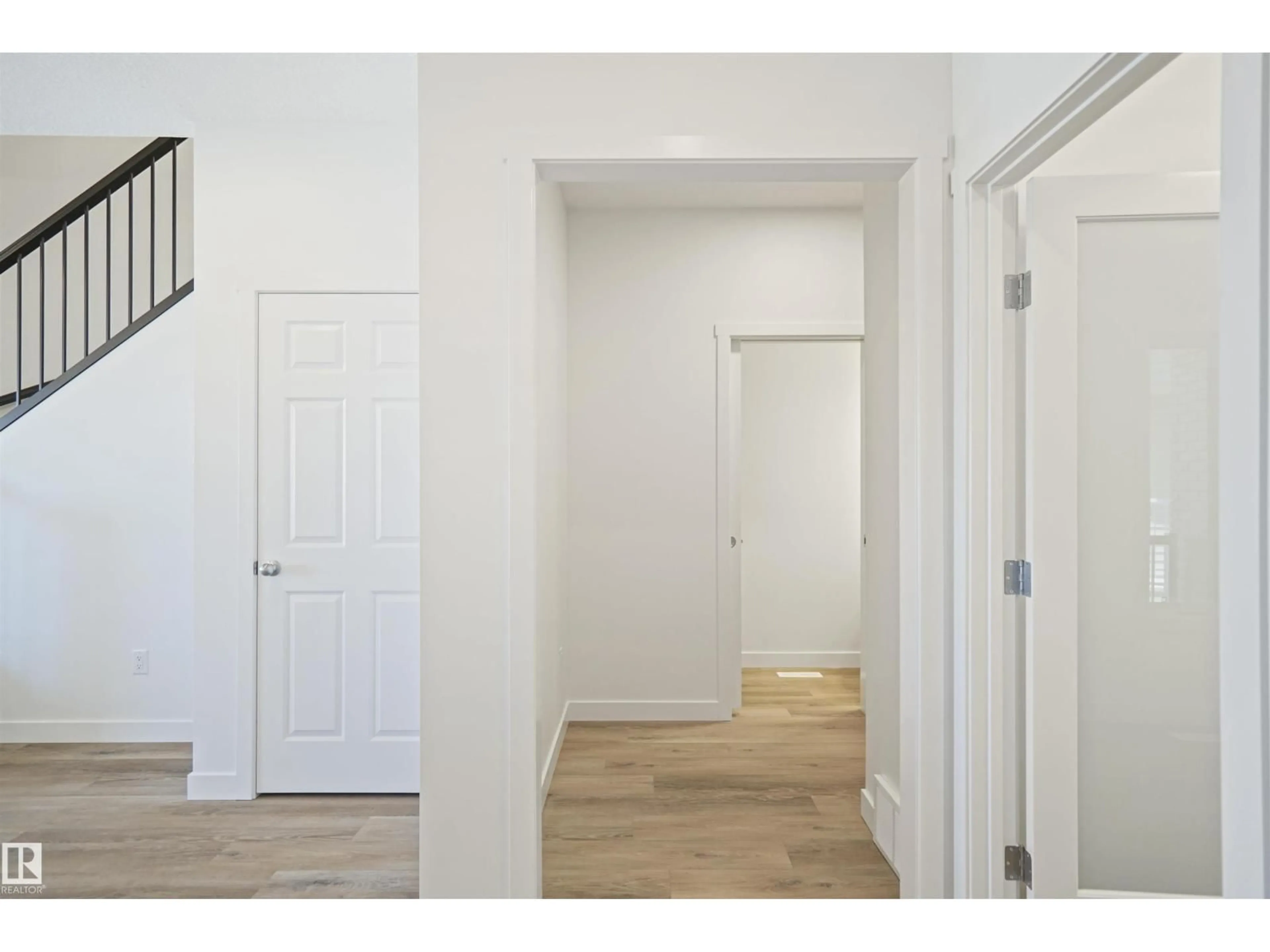 Indoor entryway for 18963 28 AV, Edmonton Alberta T6M1P7