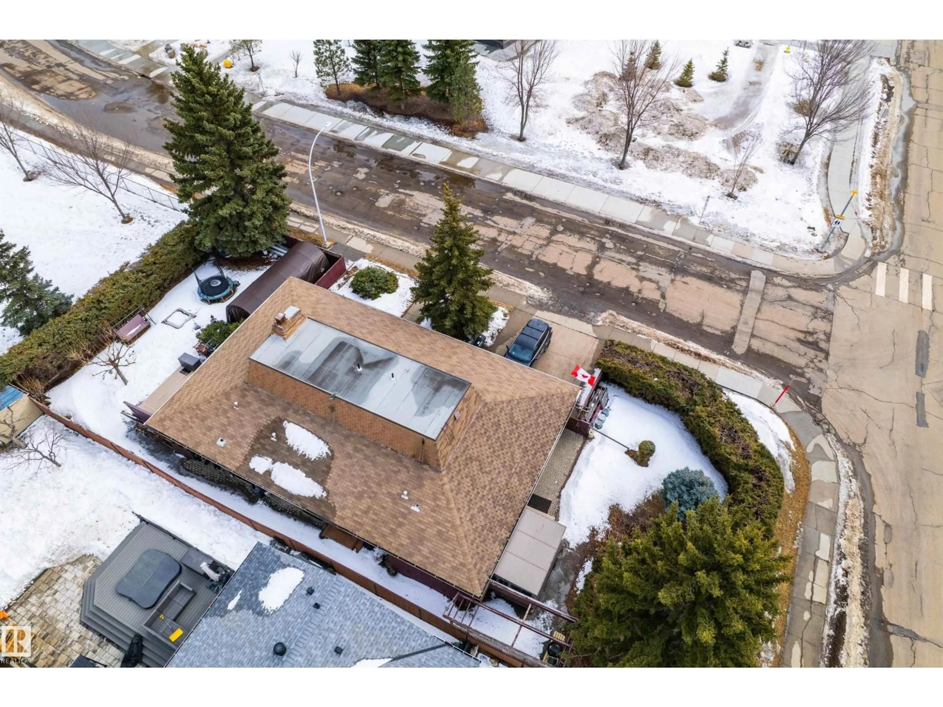 A pic from outside/outdoor area/front of a property/back of a property/a pic from drone, street for 16628 96 AV NW, Edmonton Alberta T5P0E1