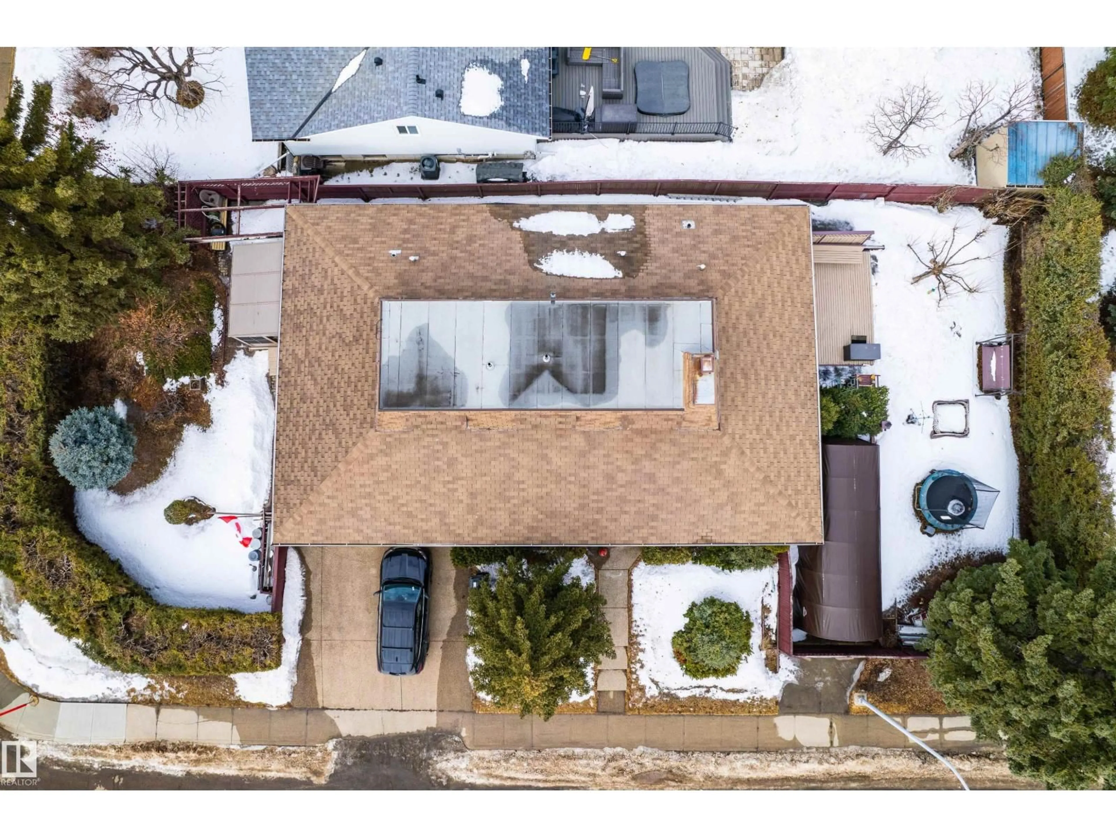 A pic from outside/outdoor area/front of a property/back of a property/a pic from drone, street for 16628 96 AV NW, Edmonton Alberta T5P0E1