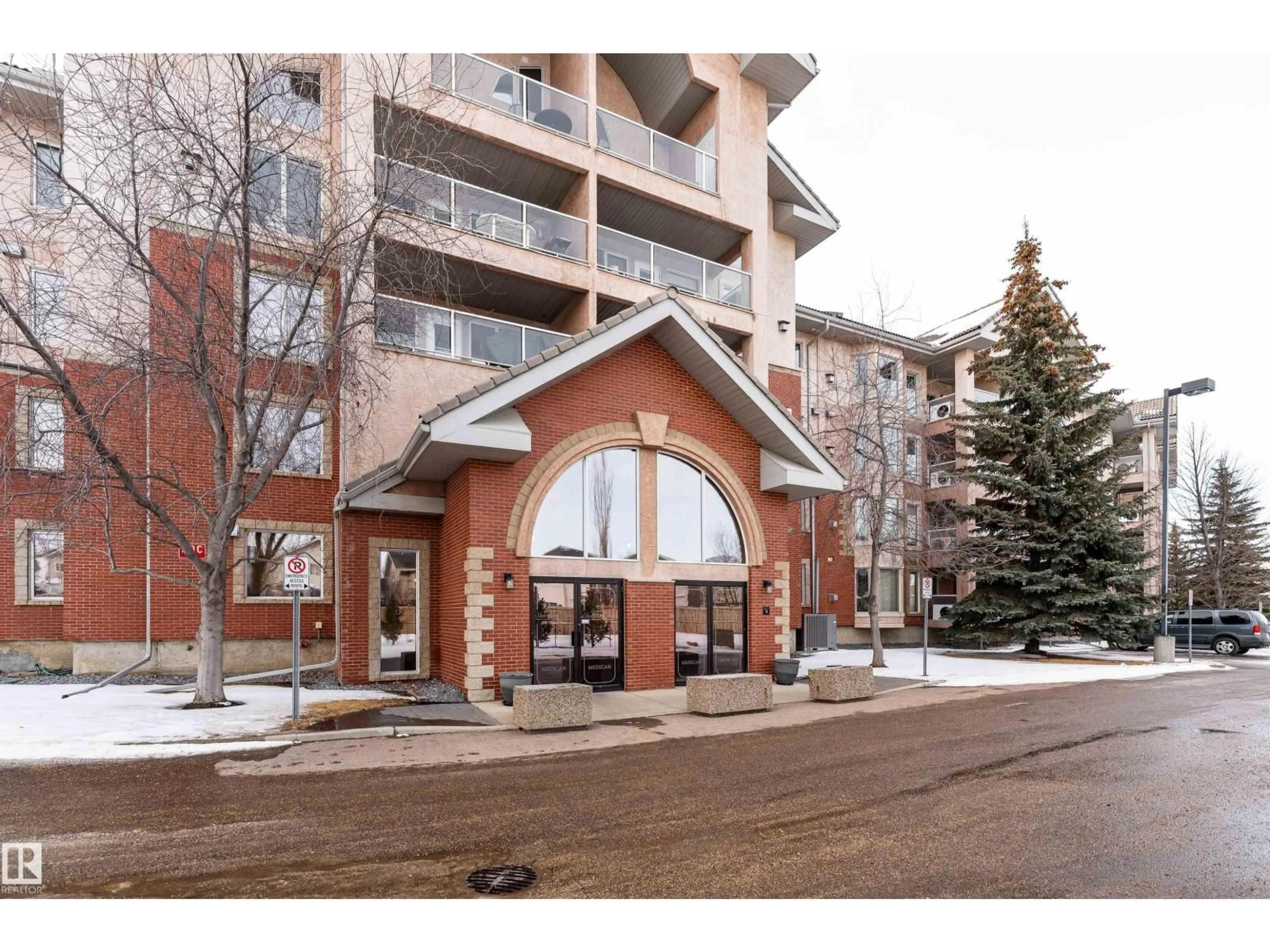 Indoor foyer for 436 200 BETHEL DR, Sherwood Park Alberta T8H2C3