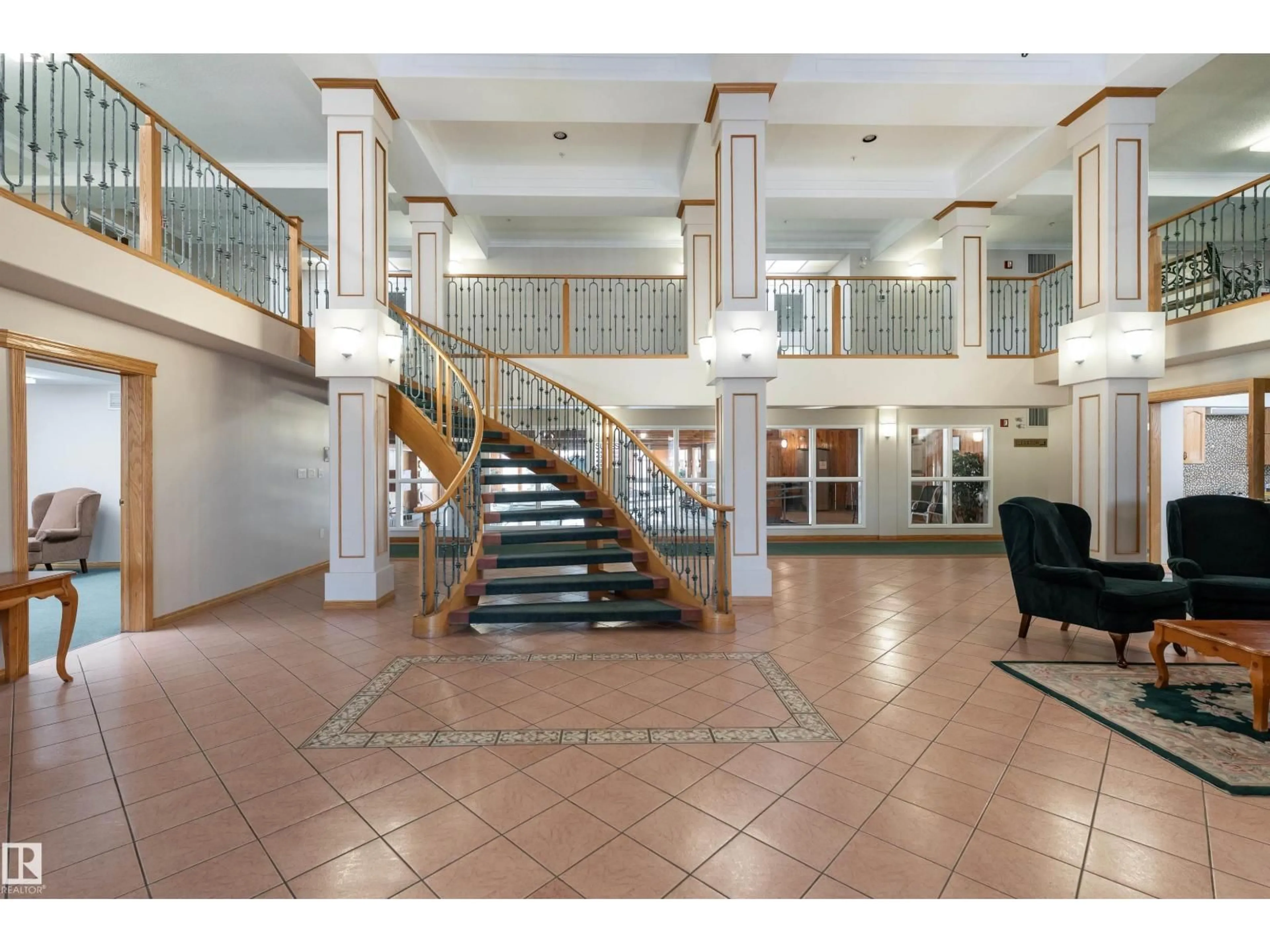 Indoor foyer for 436 200 BETHEL DR, Sherwood Park Alberta T8H2C3