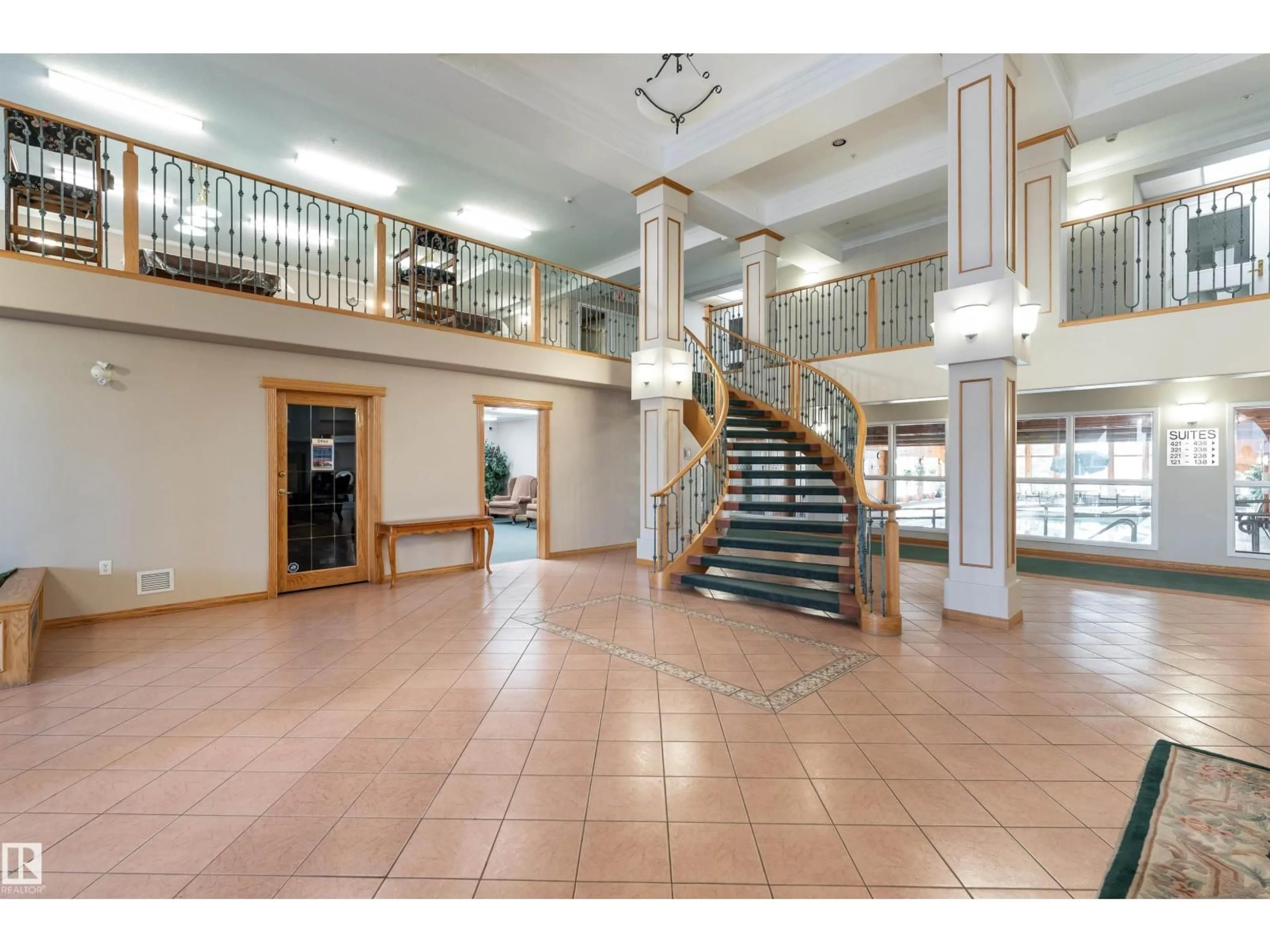 Indoor foyer for 436 200 BETHEL DR, Sherwood Park Alberta T8H2C3