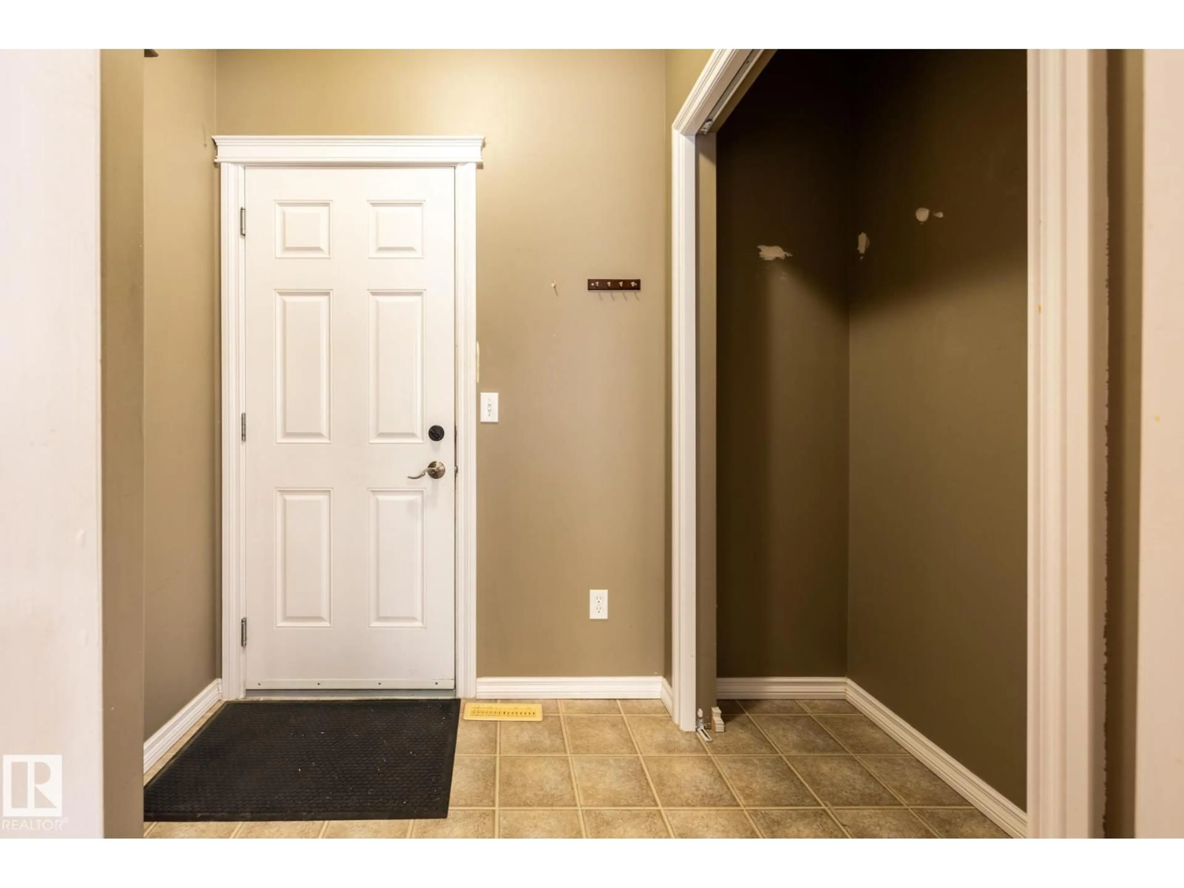 Indoor entryway for 11622 11 AV, Edmonton Alberta T6W1W8