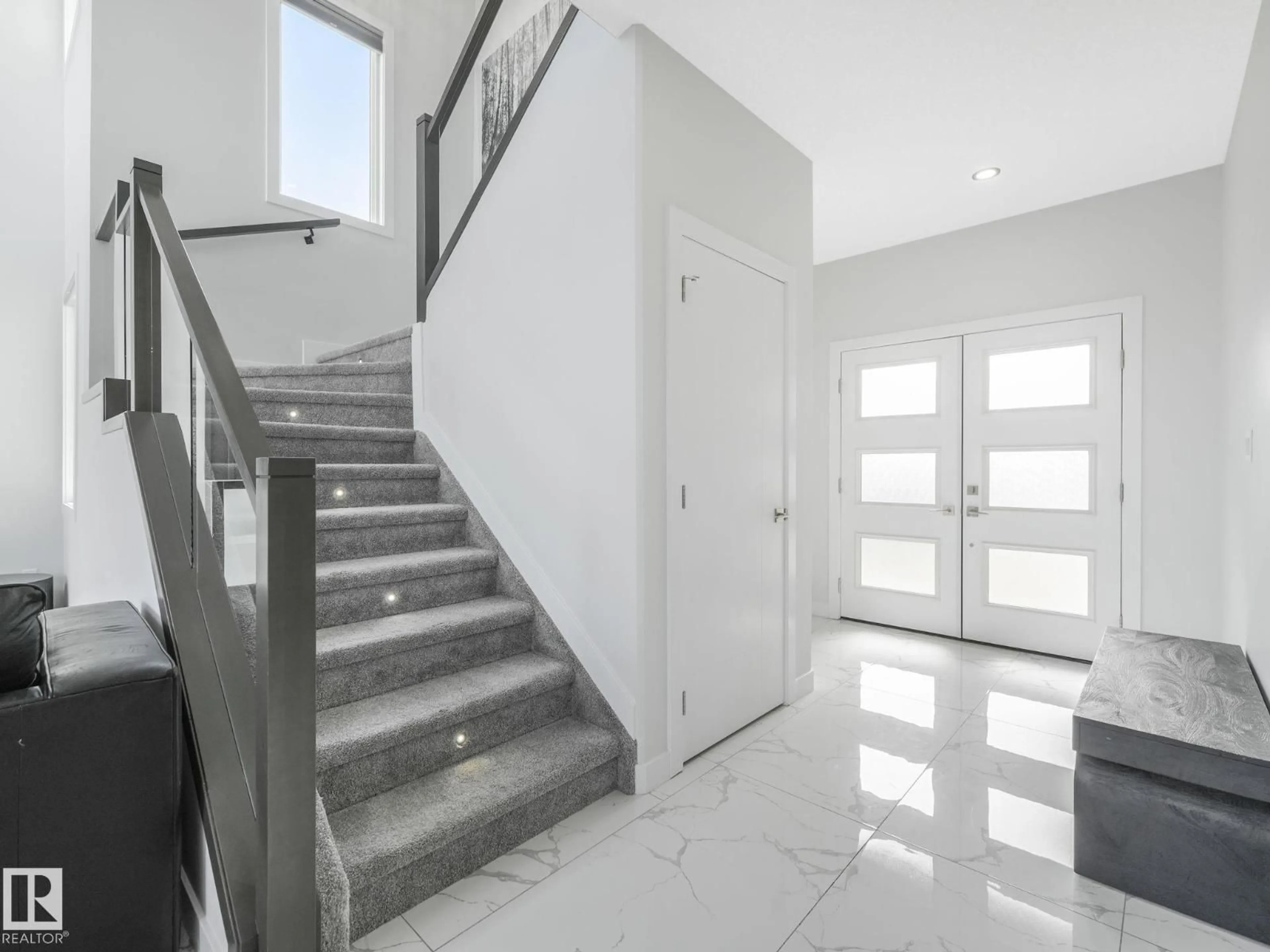 Indoor foyer for NW - 1104 152 AV, Edmonton Alberta T5Y4C8