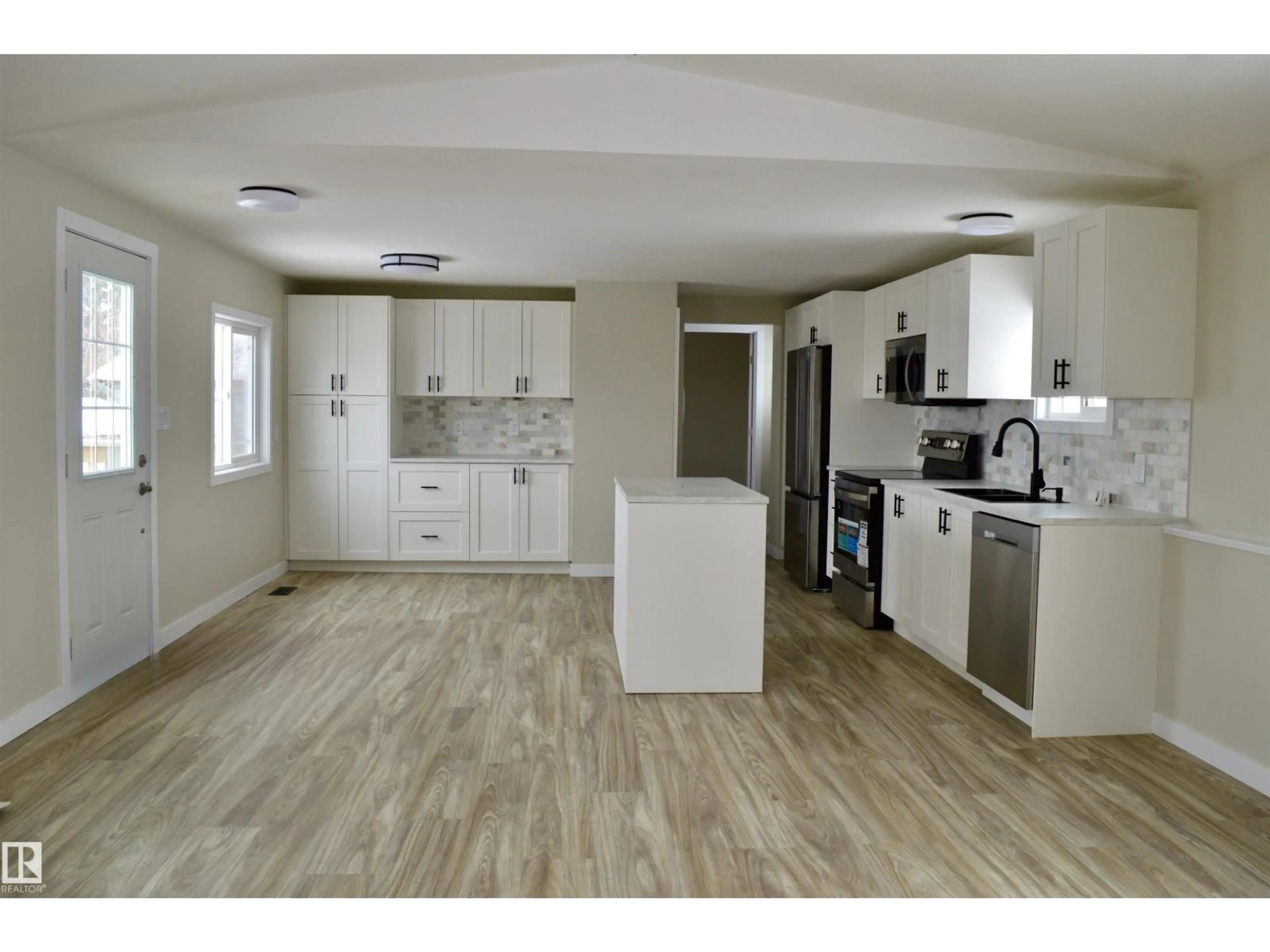 Open concept kitchen, unknown for 735 PARKLAND BROOK, Rural Parkland County Alberta T7X3N3