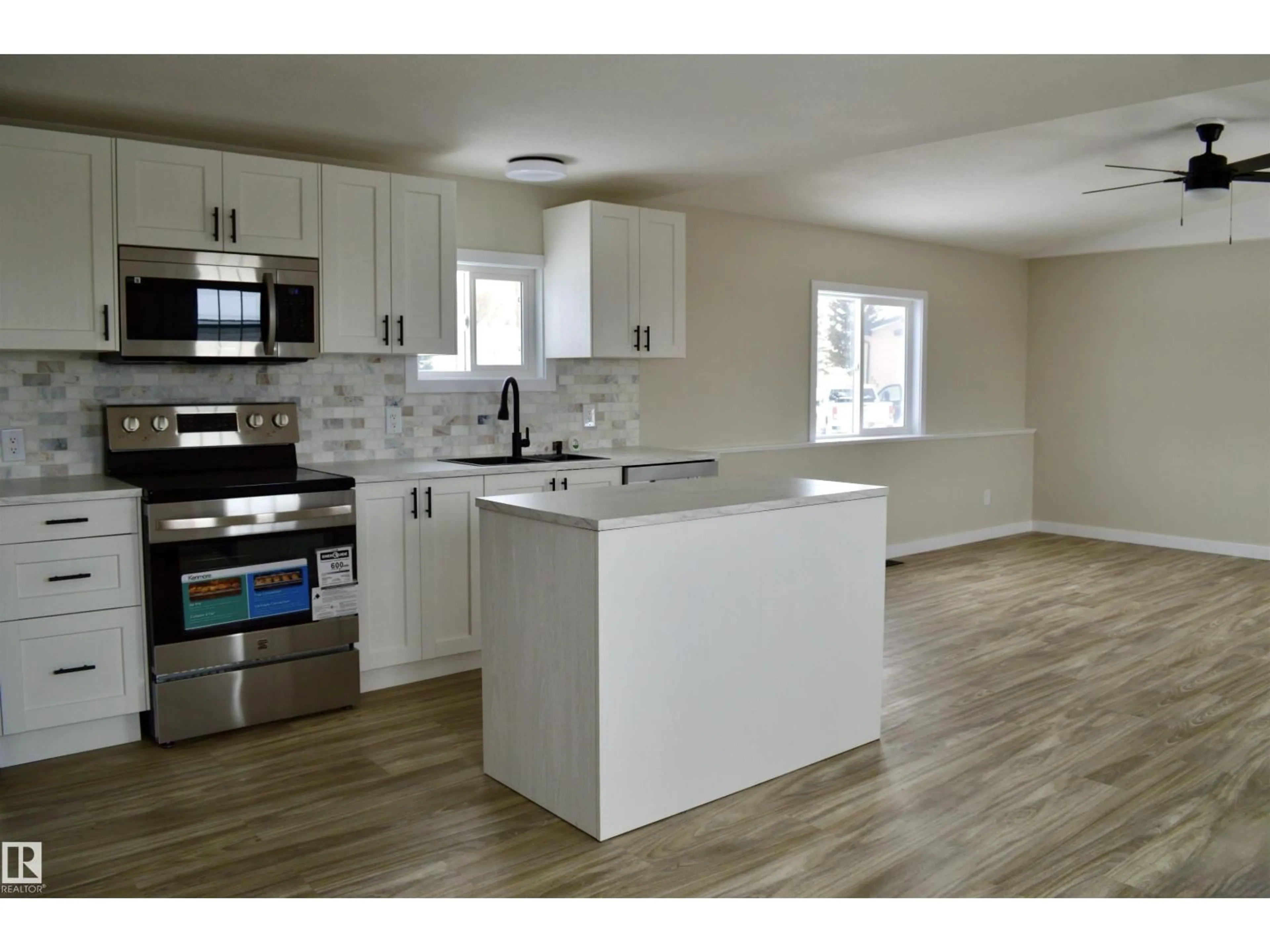 Open concept kitchen, unknown for 735 PARKLAND BROOK, Rural Parkland County Alberta T7X3N3