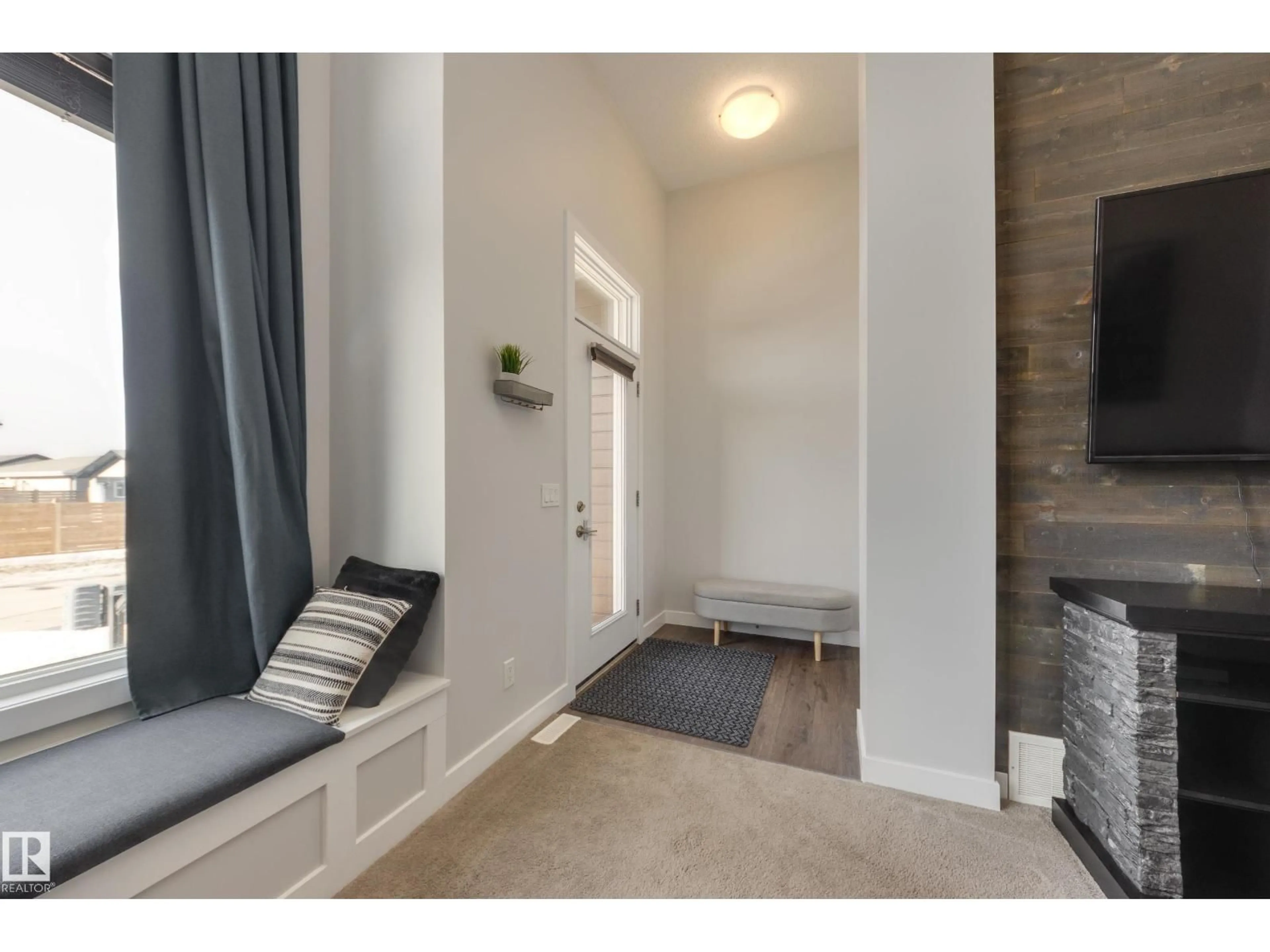 Indoor entryway for 631 36 ST, Edmonton Alberta T6X2G5