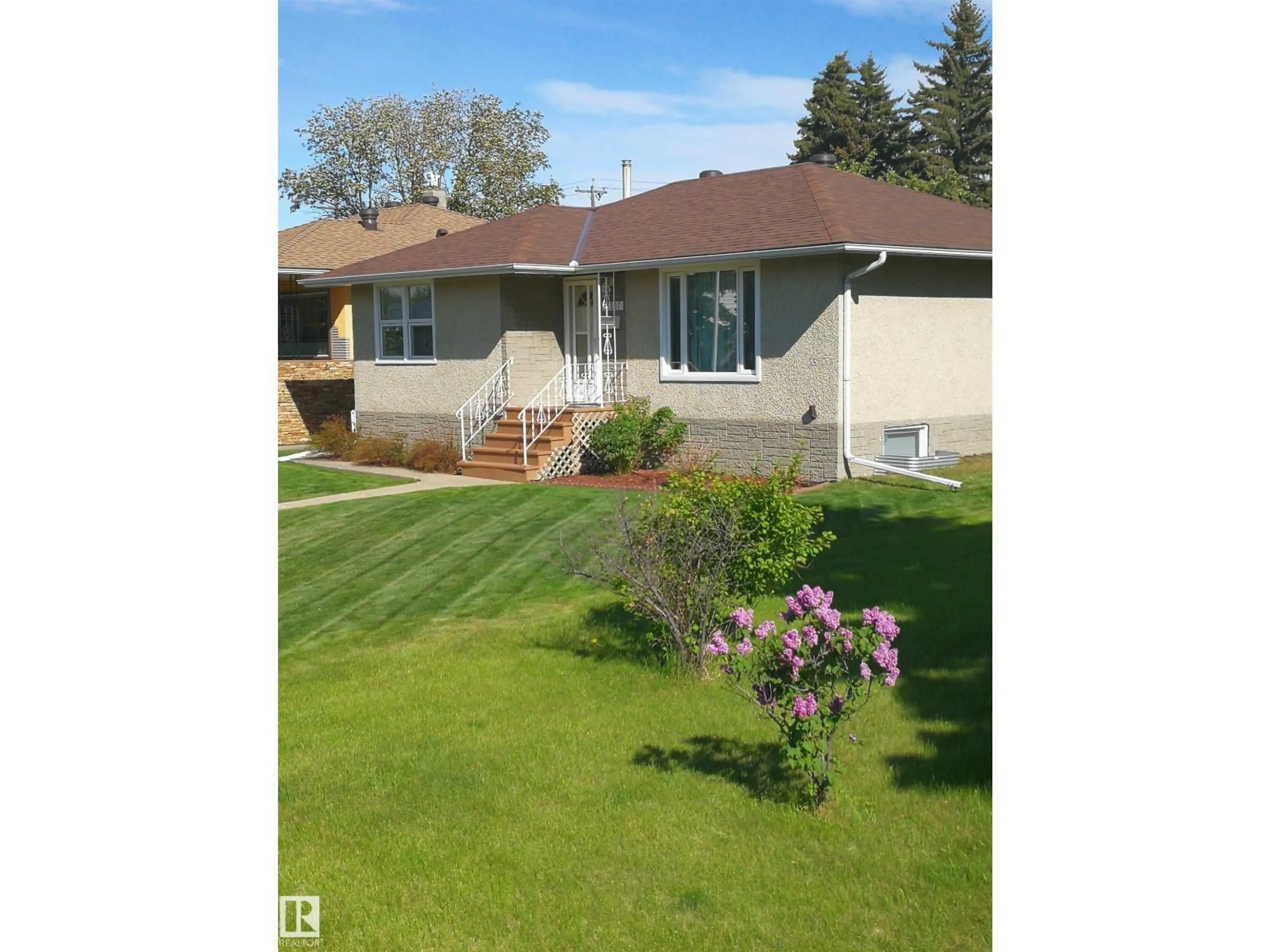 A pic from outside/outdoor area/front of a property/back of a property/a pic from drone, street for 11307 115 ST, Edmonton Alberta T5G2V5