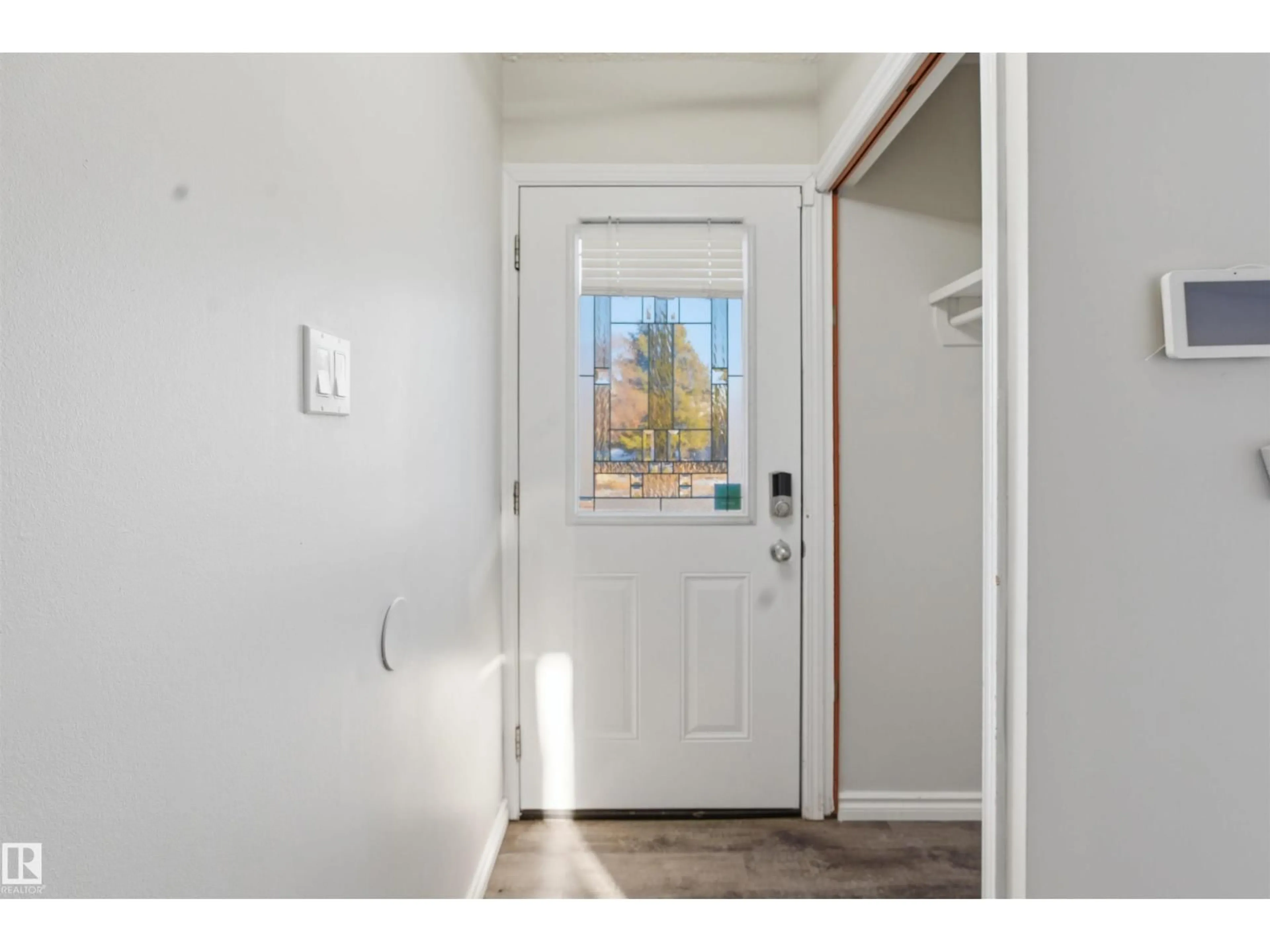 Indoor entryway for 1504 62 ST, Edmonton Alberta T6L1S8