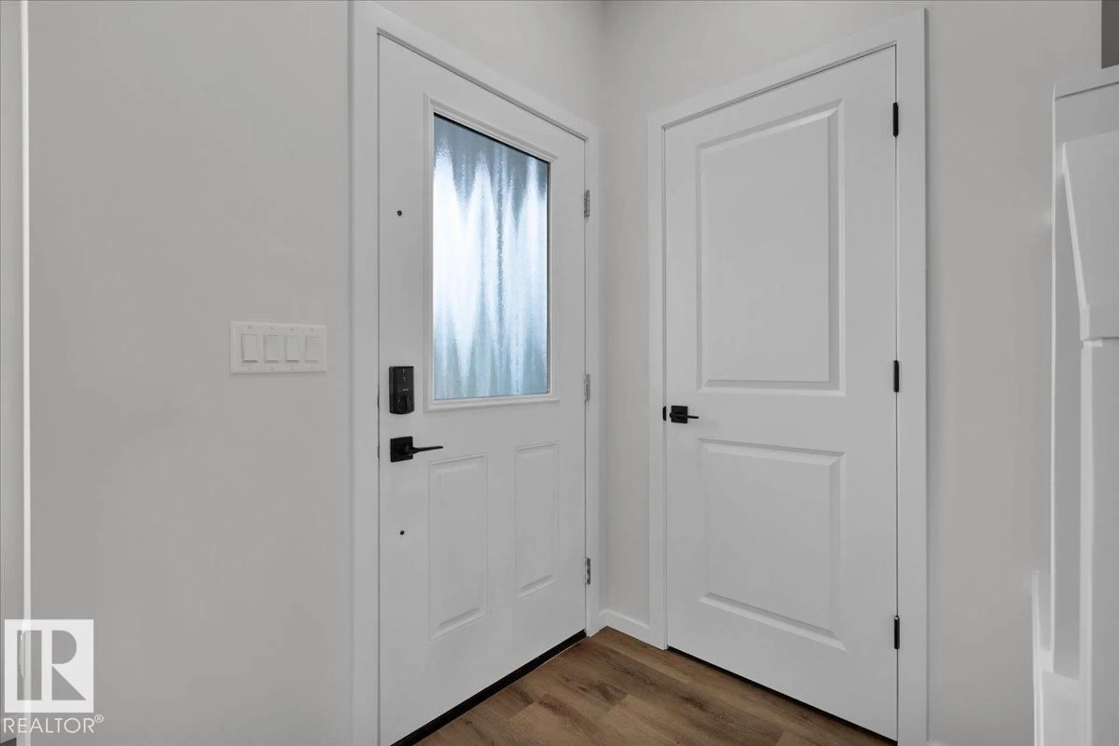 Indoor entryway for 1098 MCLEOD AV, Spruce Grove Alberta T7X4G8