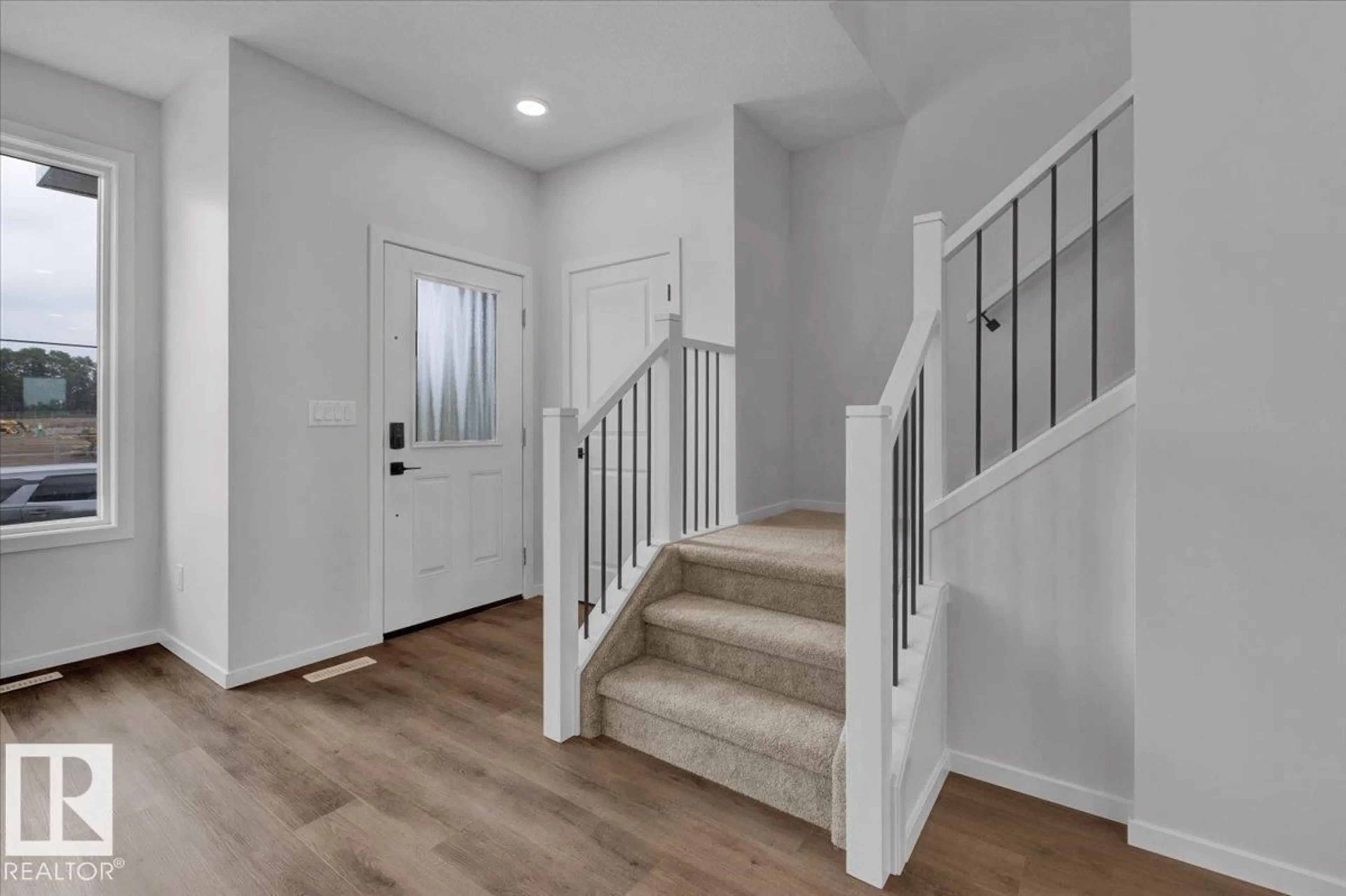 Indoor entryway for 1098 MCLEOD AV, Spruce Grove Alberta T7X4G8