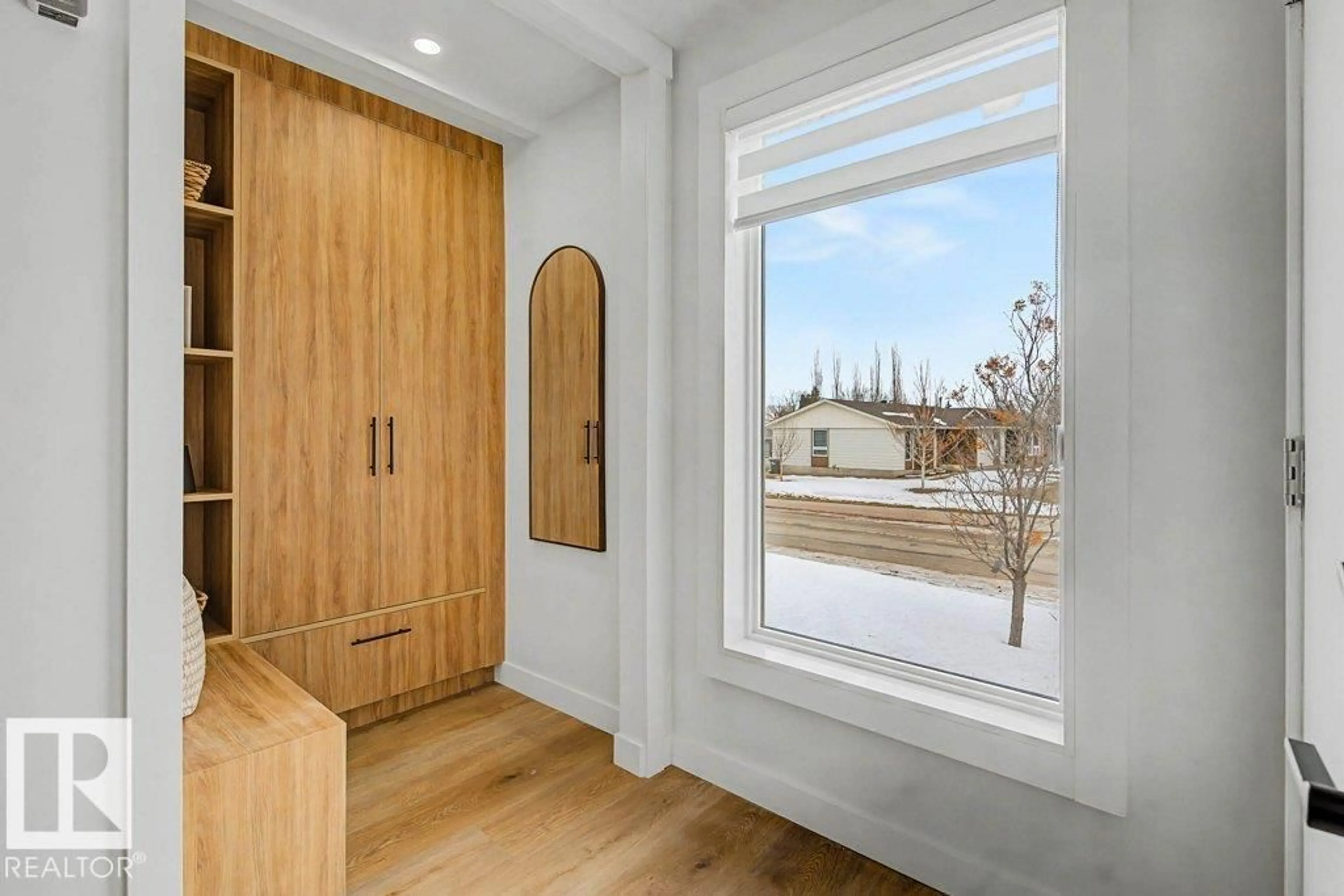 Indoor entryway for 49 GALLOWAY DR, Sherwood Park Alberta T8A2M1