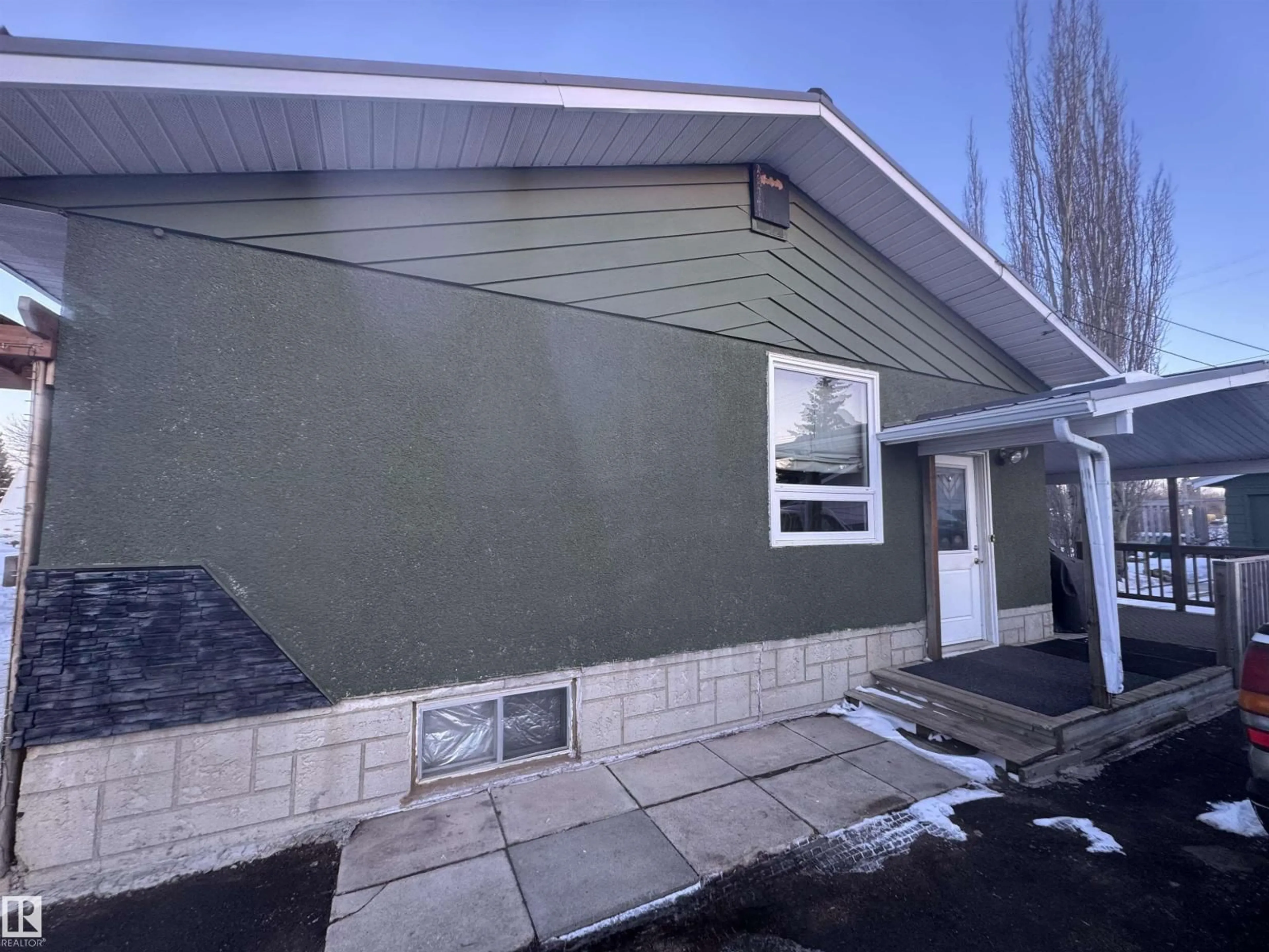 Home with vinyl exterior material, building for 5319 44 AV, Smoky Lake Town Alberta T0A3C0