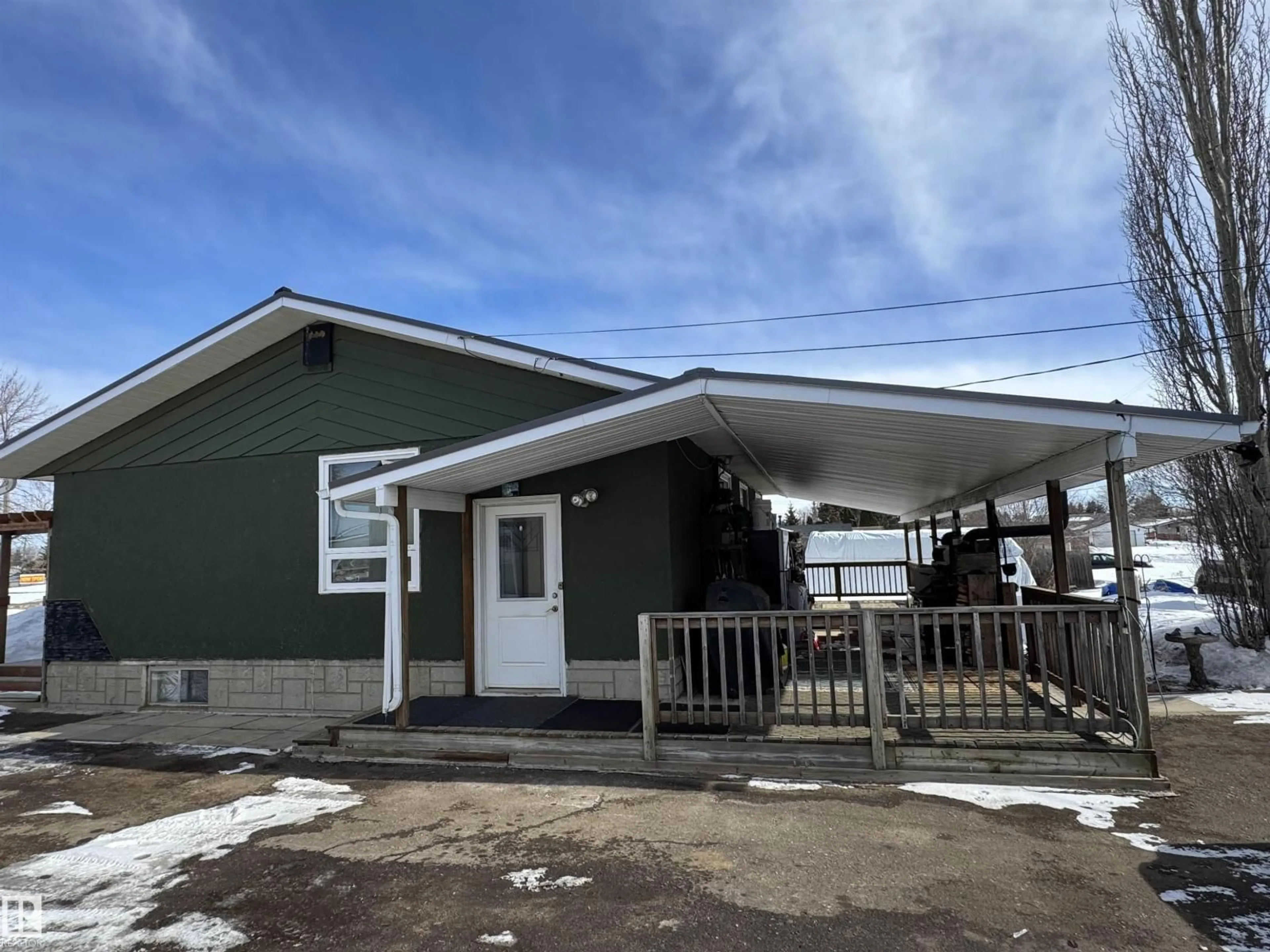 Home with vinyl exterior material, building for 5319 44 AV, Smoky Lake Town Alberta T0A3C0