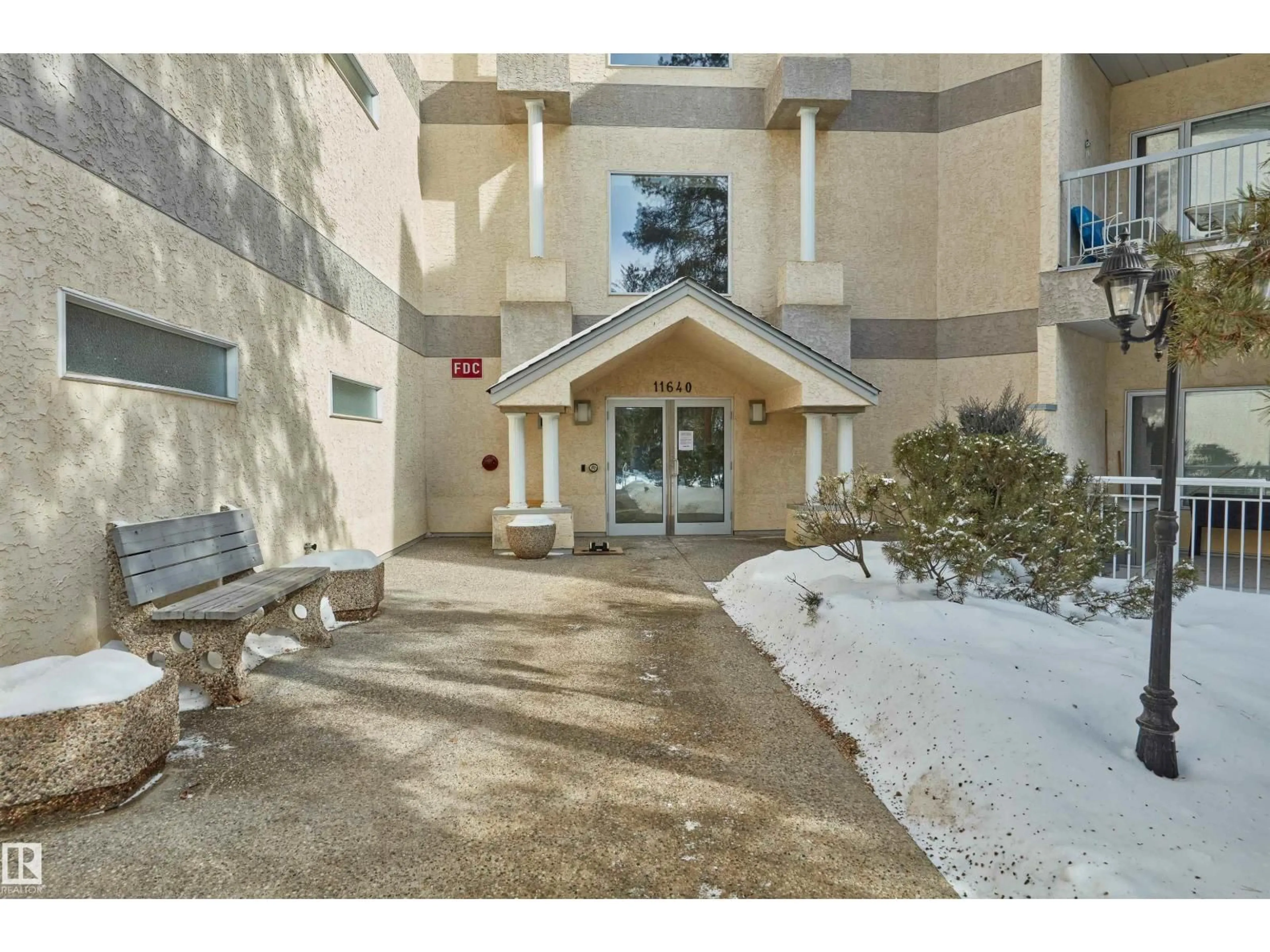 Indoor foyer for #104 - 11640 79 AV, Edmonton Alberta T6G0P7