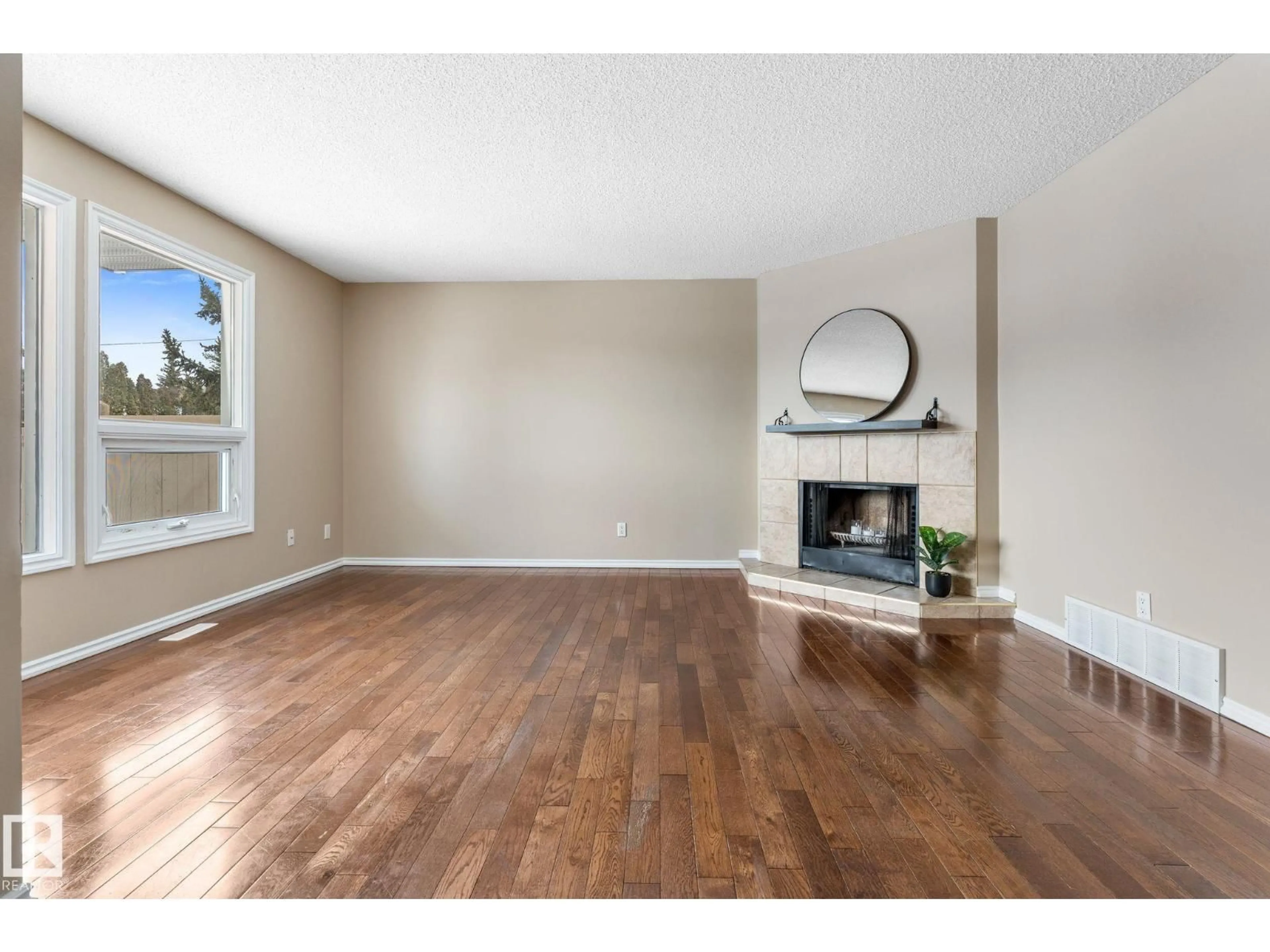 A pic of a room for 14106 22A ST NW, Edmonton Alberta T5Y1E1
