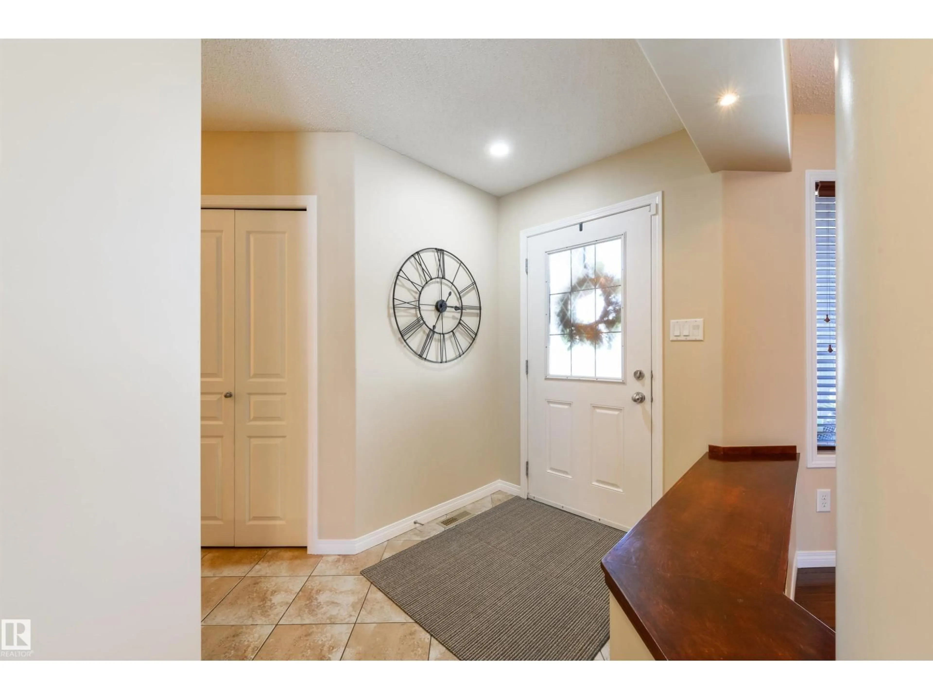 Indoor entryway for 20624 92 AV NW, Edmonton Alberta T5T1S9
